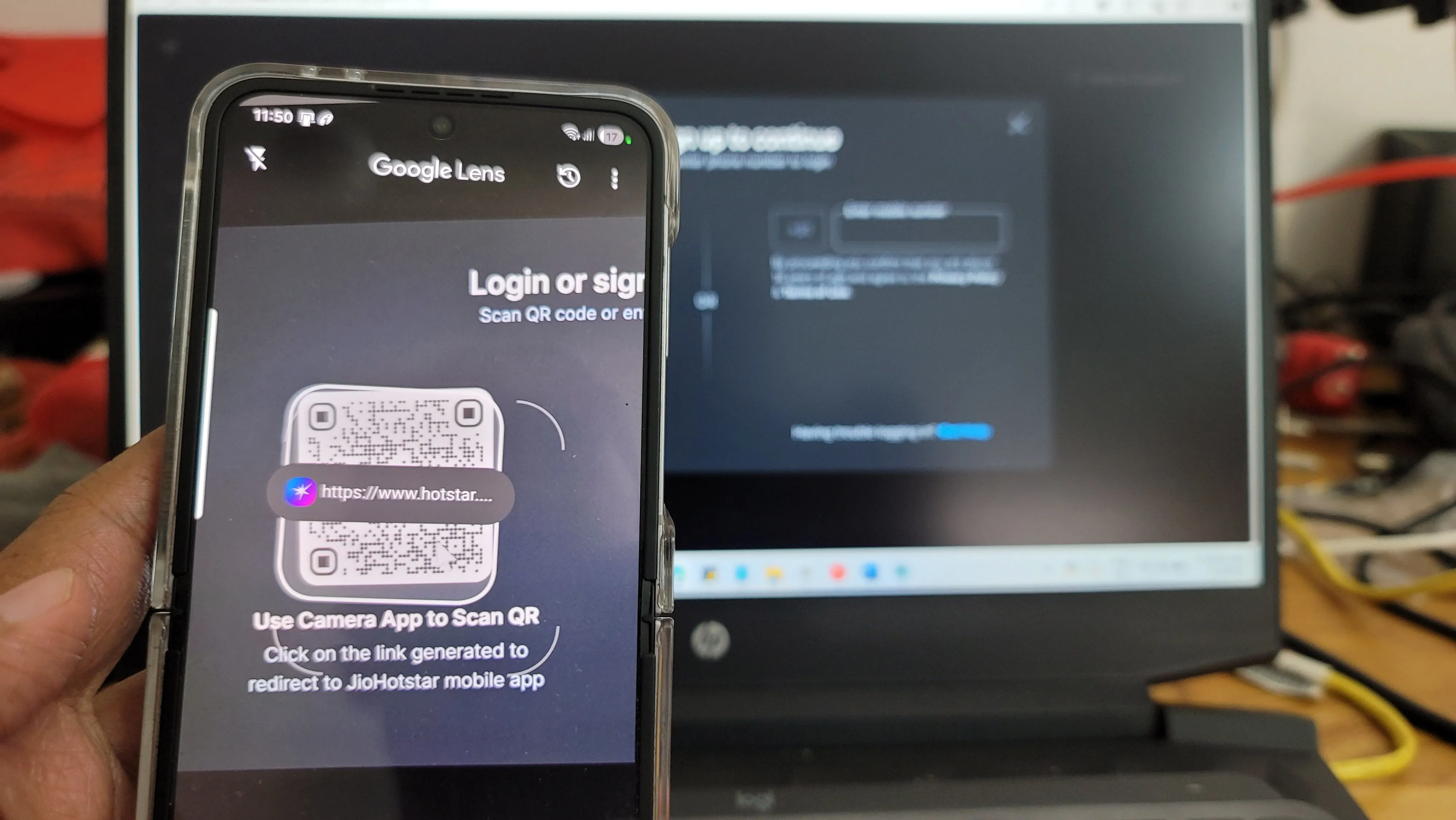 Giao diện Google Lens đang quét một mã QR, hiển thị liên kết pop-up, minh họa khả năng đọc mã QR hiệu quả.