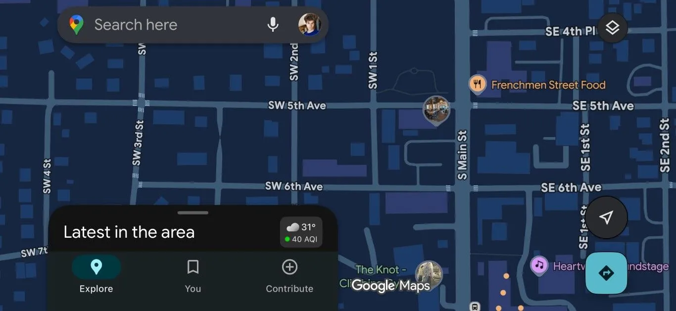 Giao diện Google Maps ở chế độ tối trên smartphone, giúp tiết kiệm pin khi di chuyển