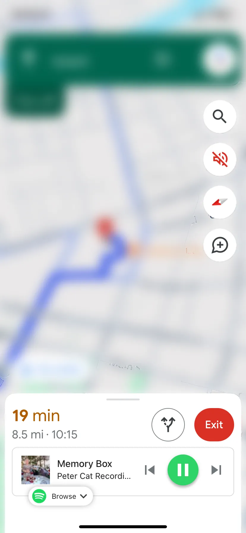 Giao diện Google Maps trên iPhone hiển thị bản đồ và điều khiển phát Spotify ở phía dưới
