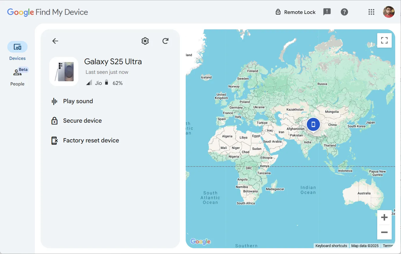 Giao diện Google Tìm thiết bị hiển thị vị trí điện thoại và danh sách thiết bị Android