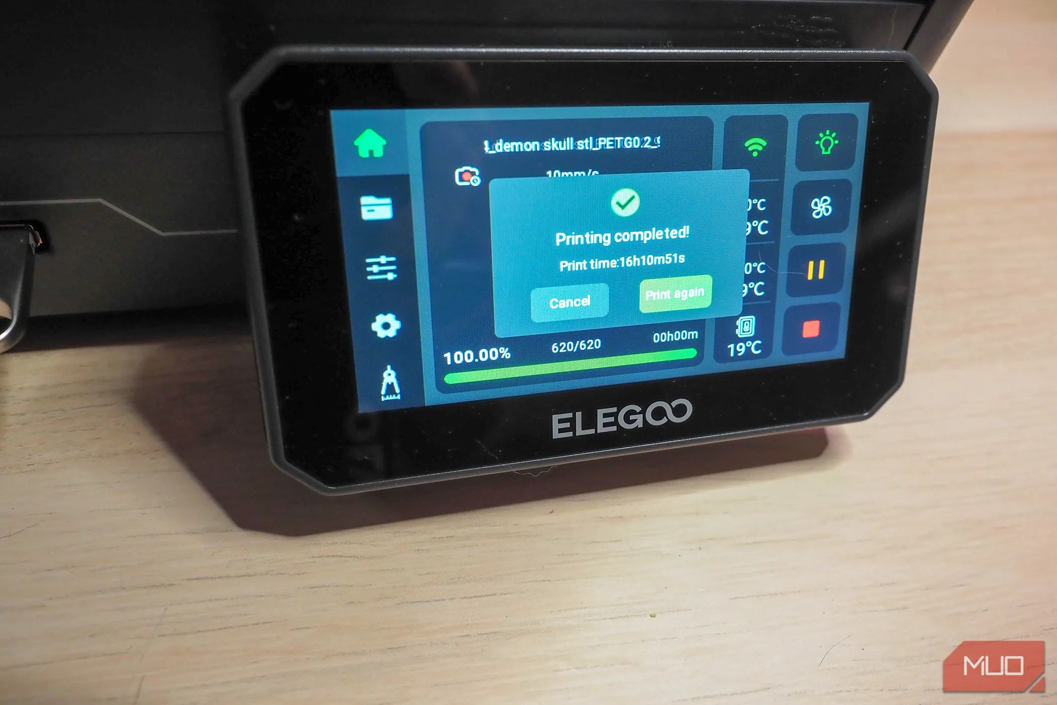 Giao diện màn hình cảm ứng 4.3 inch của Elegoo Centauri Carbon hiển thị thời gian in và cài đặt