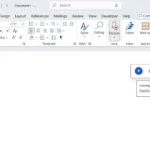Giao diện Microsoft Word với thanh công cụ đọc chính tả (Dictate) đang hoạt động, hiển thị biểu tượng micro và tùy chọn cài đặt.