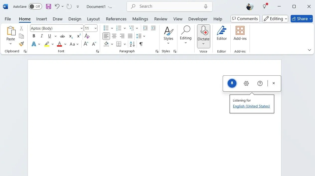 Giao diện Microsoft Word với thanh công cụ đọc chính tả (Dictate) đang hoạt động, hiển thị biểu tượng micro và tùy chọn cài đặt.