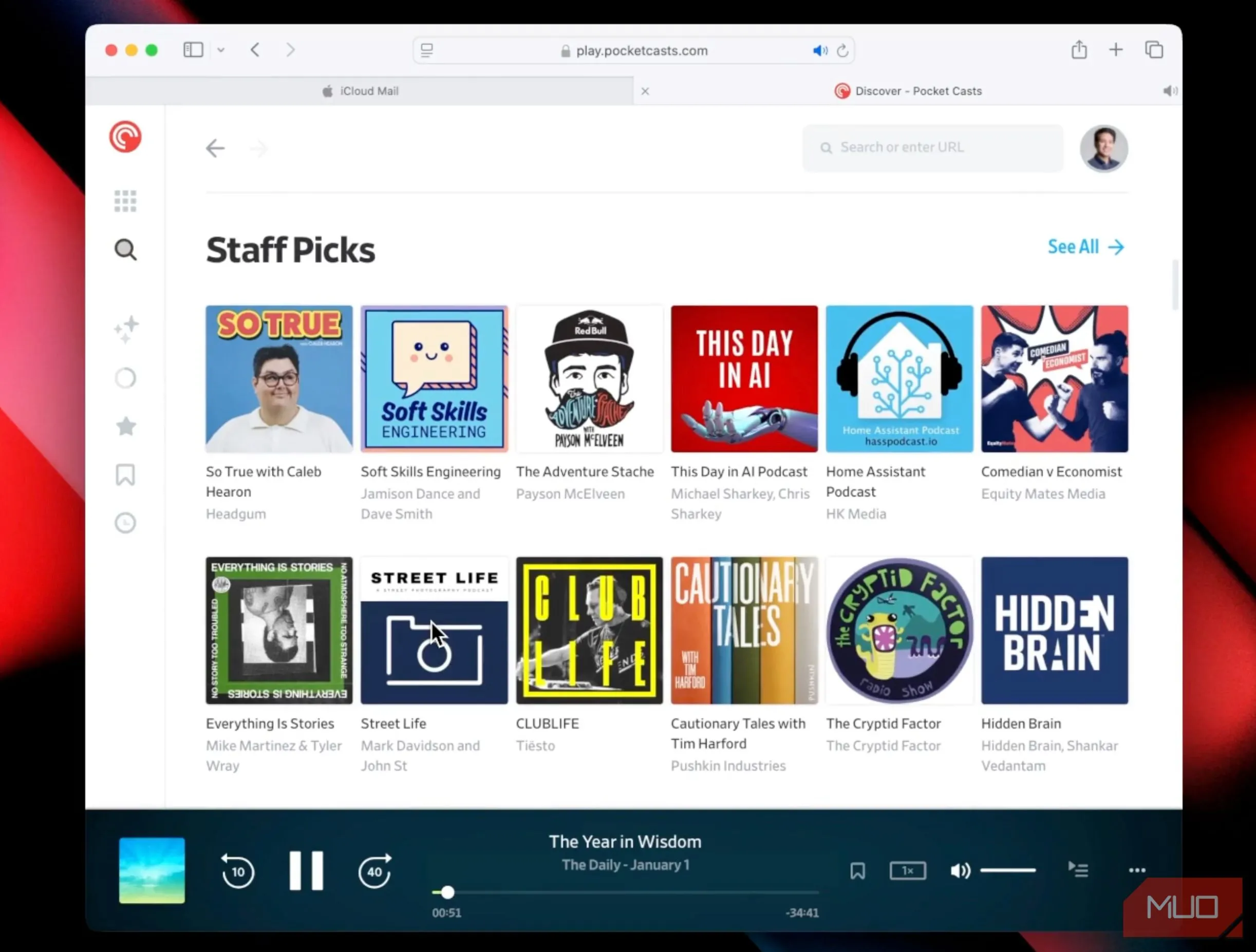 Giao diện người dùng Pocket Casts trên nền tảng web hiển thị các podcast và tùy chọn phát.