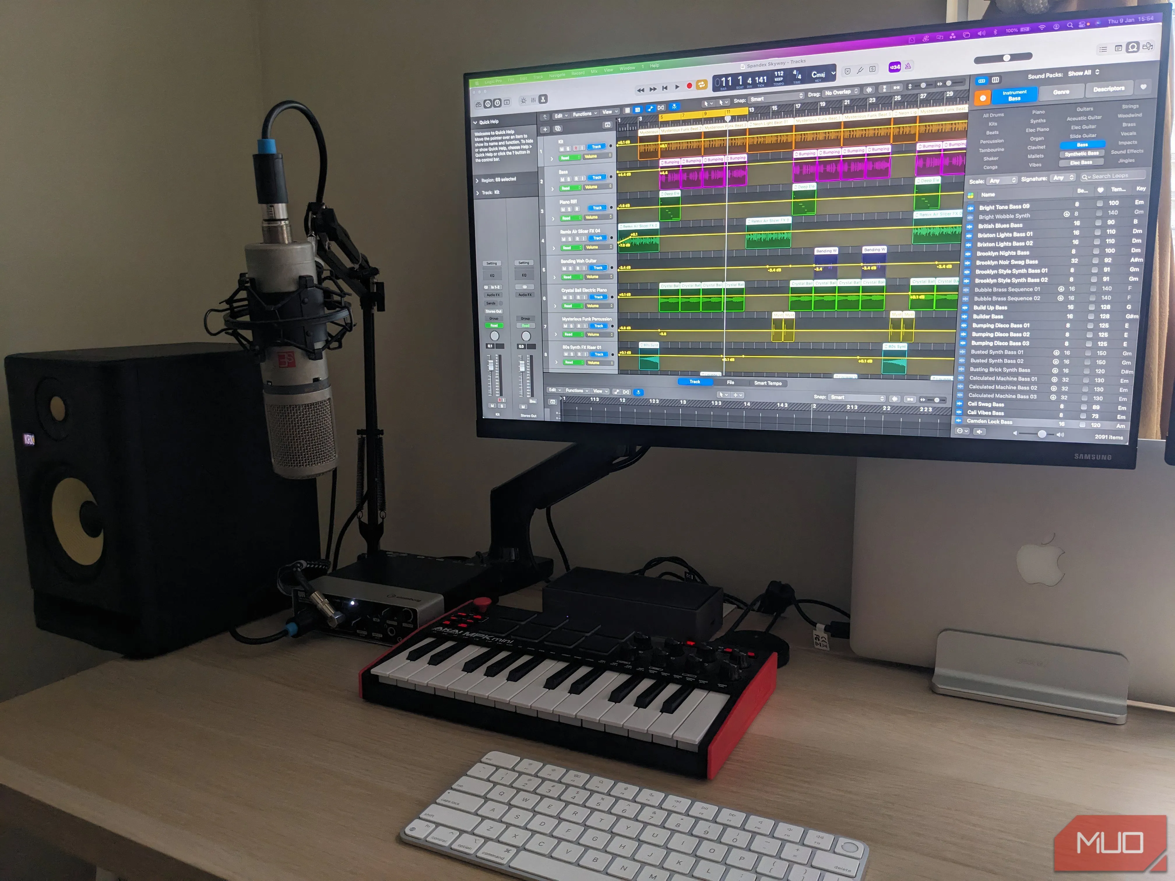 Giao diện phần mềm Logic Pro trên DAW, thể hiện sự phức tạp và tinh tế trong sáng tạo âm nhạc thủ công.