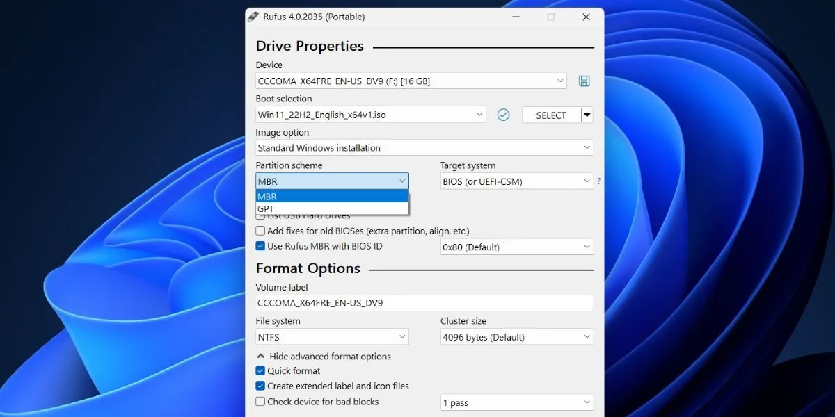 Giao diện Rufus đang tạo USB cài Windows 11, hiển thị các tùy chọn cấu hình như Boot selection và Partition scheme.