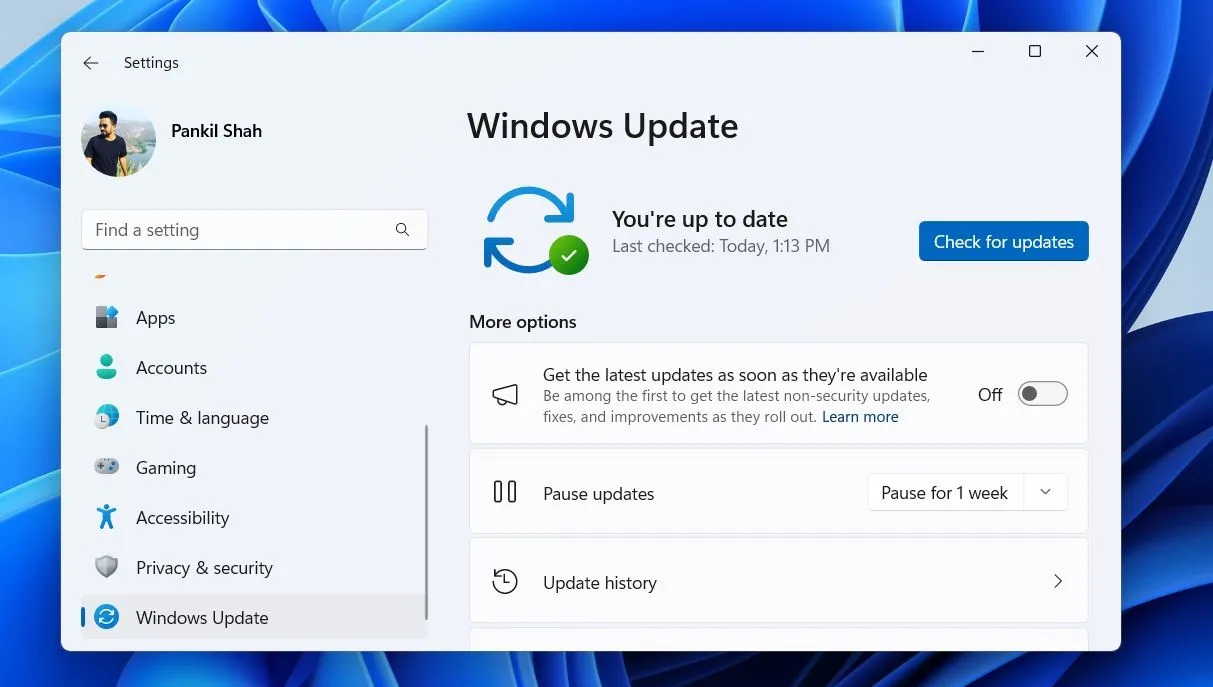 Giao diện tab Windows Update trong ứng dụng Cài đặt của Windows 11, hiển thị trạng thái cập nhật