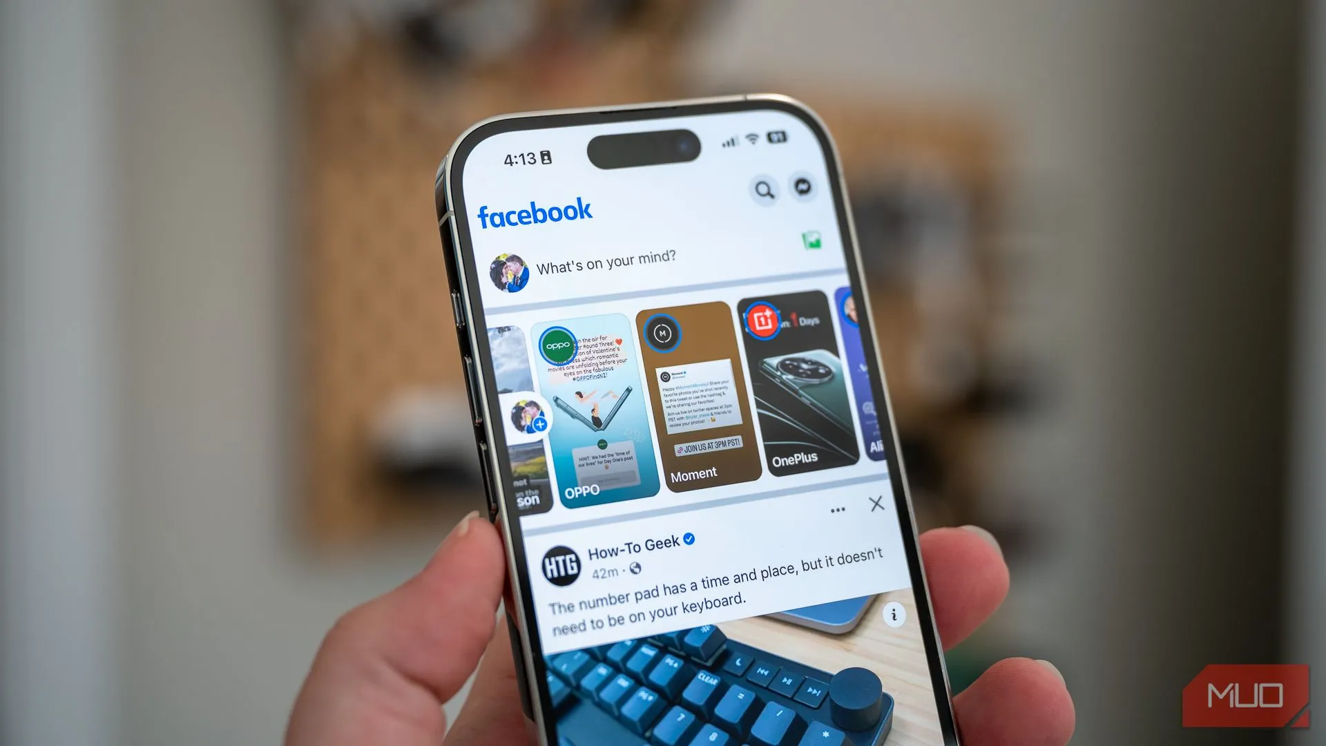 Giao diện trang chủ Facebook trên màn hình iPhone 14 Pro, minh họa việc chia sẻ thông tin trên mạng xã hội