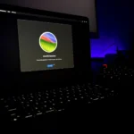 Giao diện trình cài đặt macOS Sonoma mở trên MacBook Air, thể hiện quy trình cập nhật hệ điều hành mượt mà của Apple