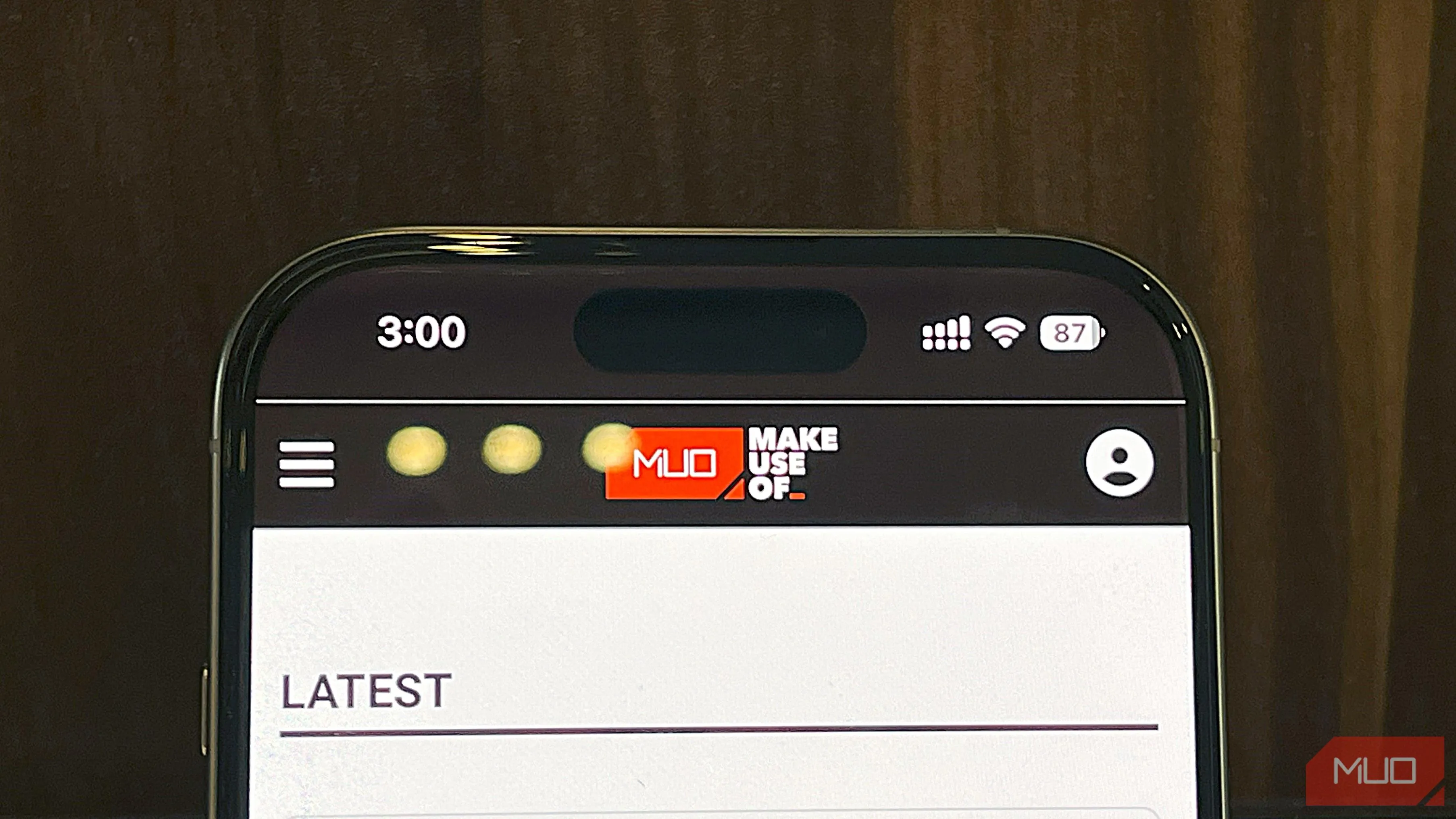Giao diện trình duyệt Safari trên iPhone 16 Pro trong quá trình kiểm tra hiệu năng pin