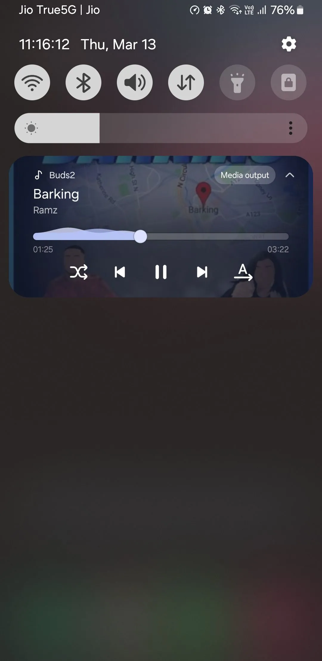 Giao diện trình phát nhạc trong bảng thông báo trên điện thoại Samsung, hiển thị điều khiển Dual Audio