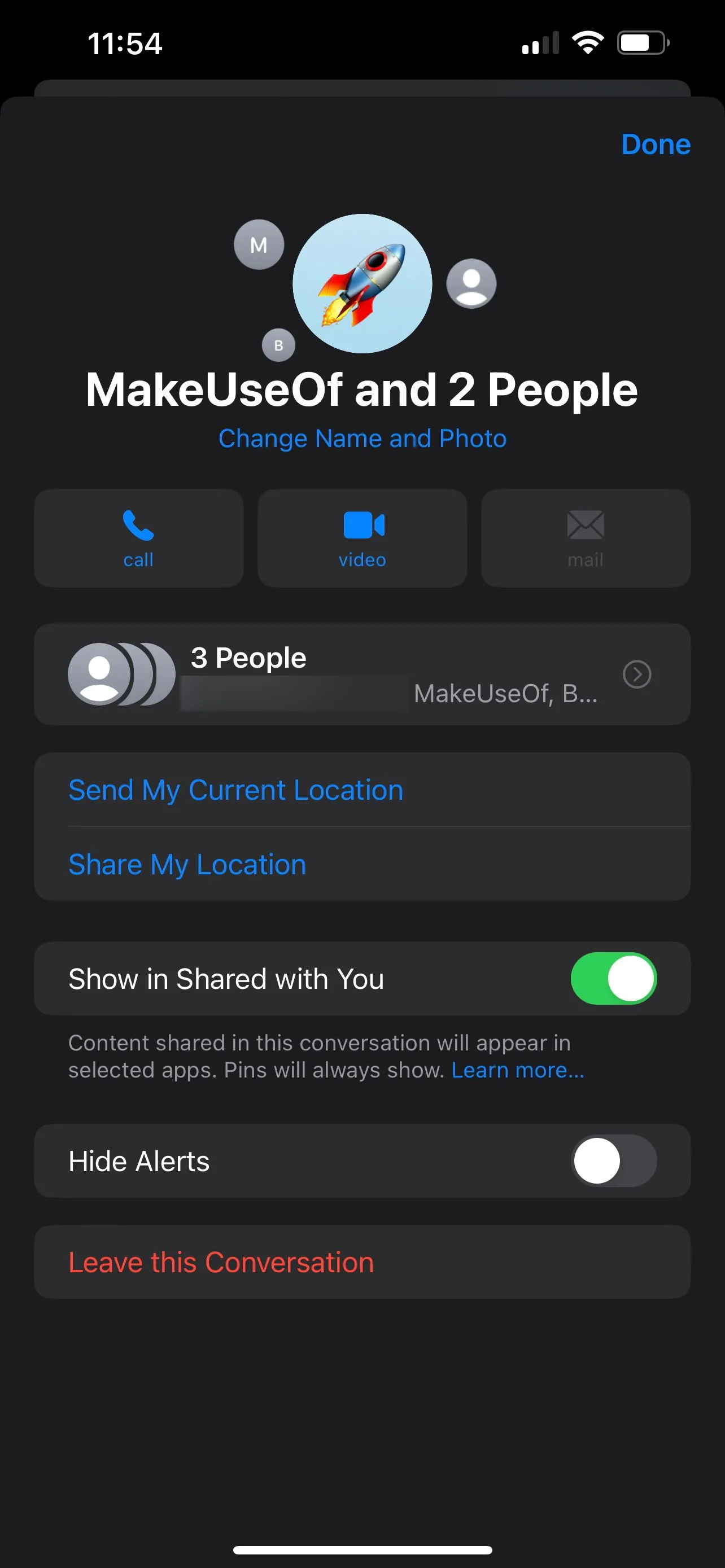 Giao diện tùy chọn "Rời Cuộc Trò Chuyện" trong nhóm iMessage trên ứng dụng Tin nhắn iPhone.