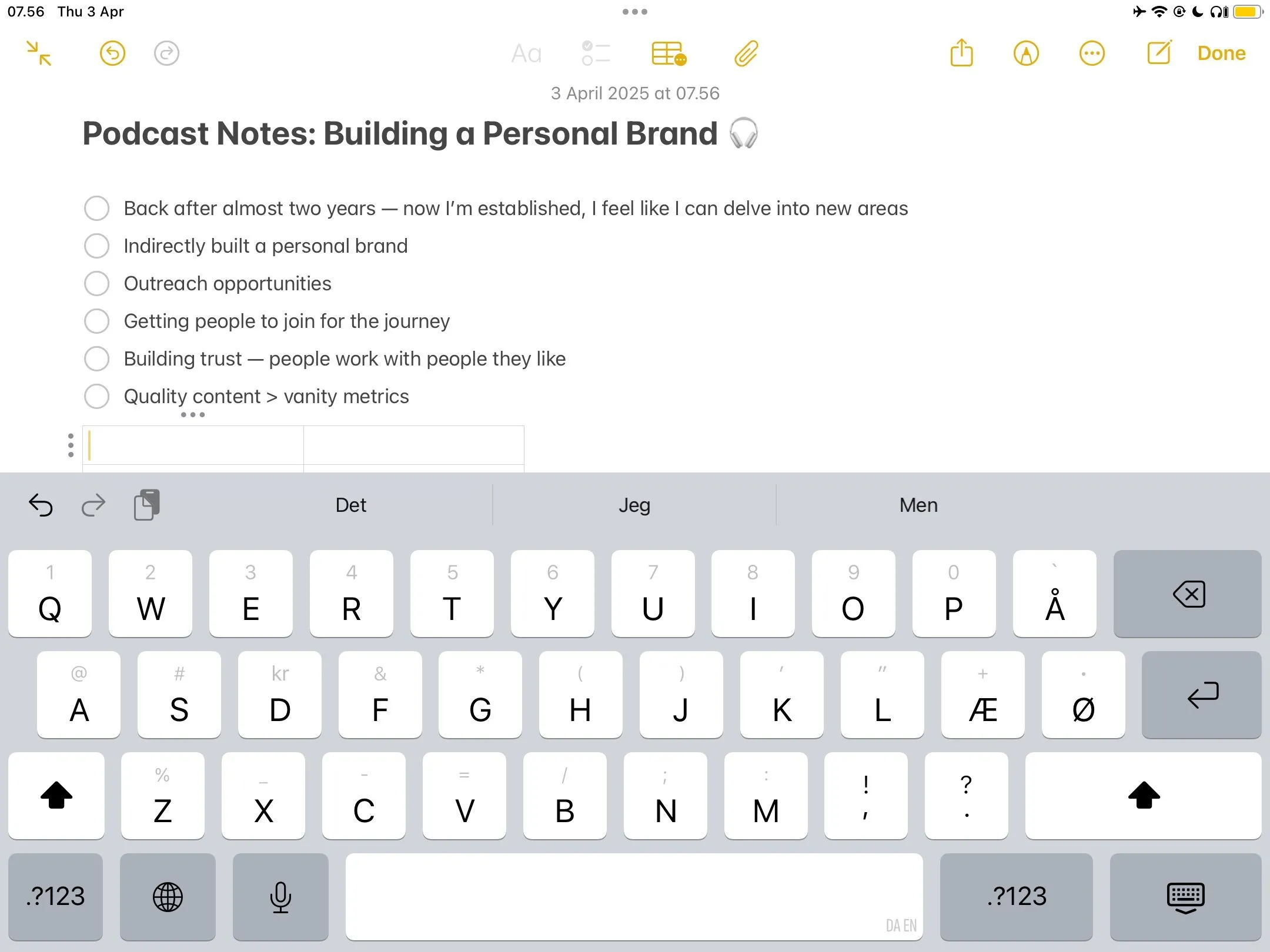 Giao diện ứng dụng Apple Notes trên iPhone hiển thị các ghi chú được tổ chức