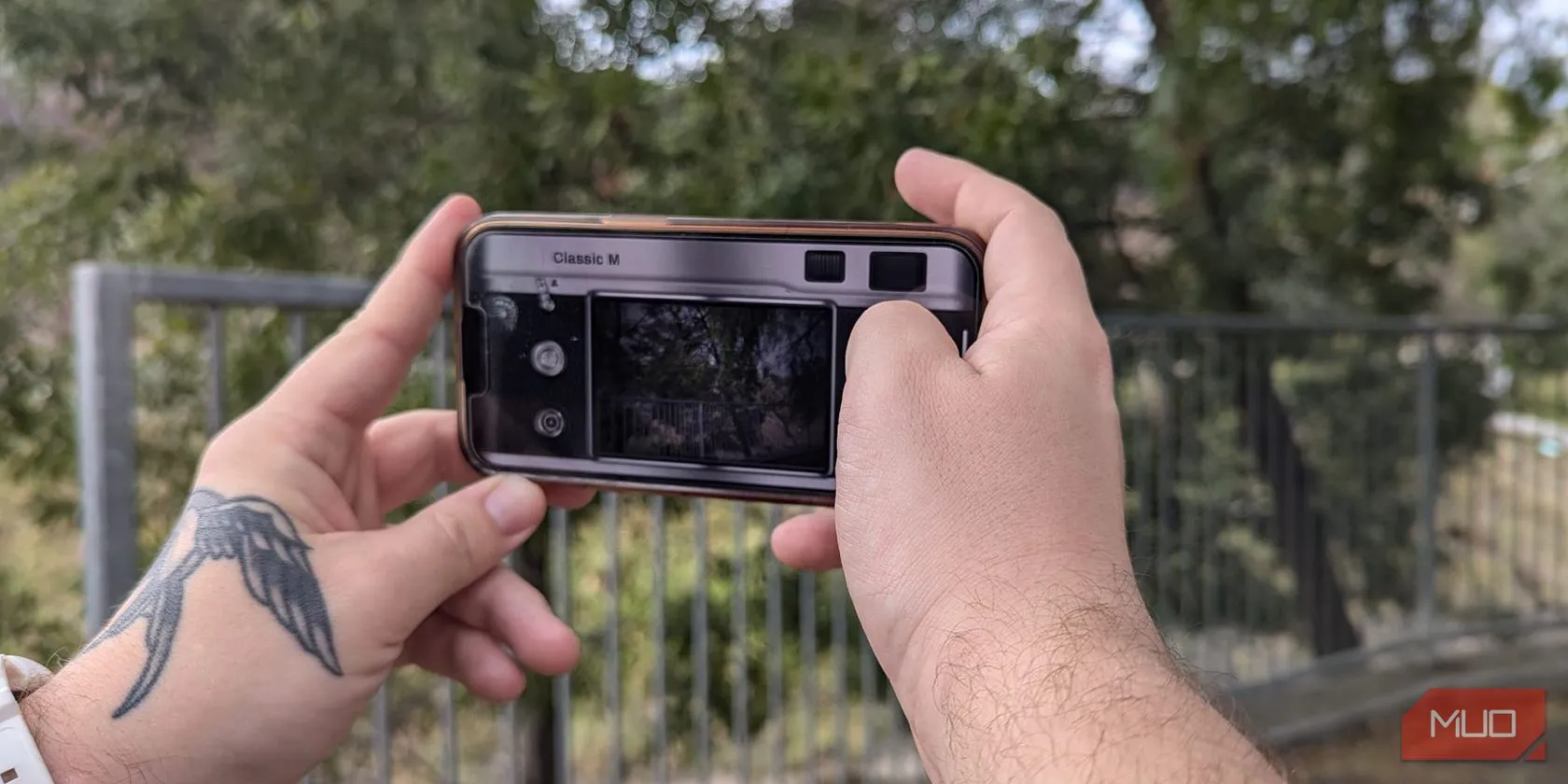 Giao diện ứng dụng OldRoll trên iPhone, mô phỏng mặt sau của máy ảnh film với khung ngắm lớn và các tùy chỉnh chụp như đèn flash, giá trị phơi sáng để tạo ảnh vintage.