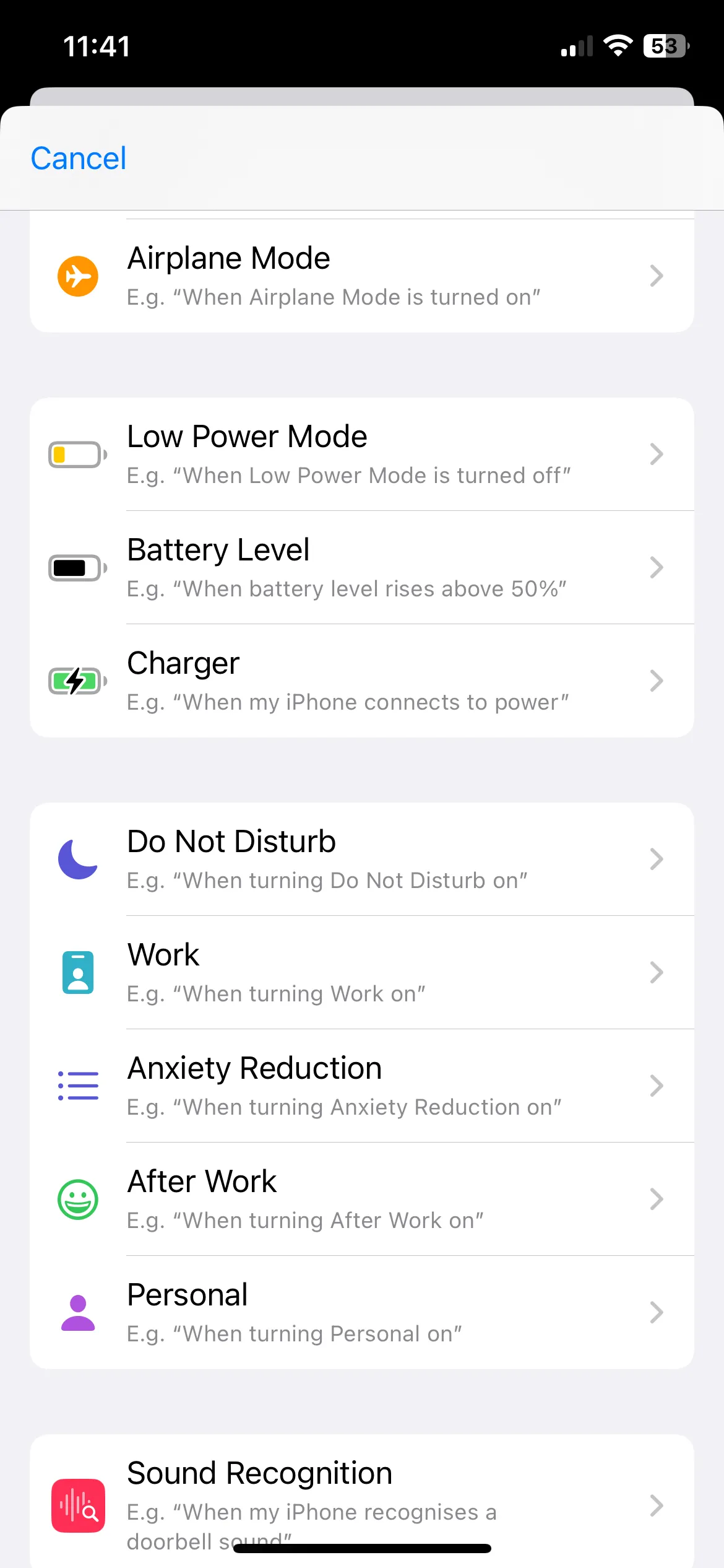 Giao diện ứng dụng Phím tắt trên iPhone, hiển thị bước chọn trình kích hoạt 'Sạc' để tạo tự động hóa.