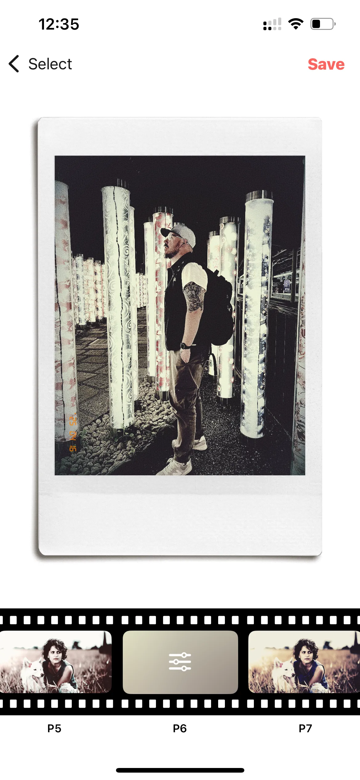 Giao diện ứng dụng PoPo Frame hiển thị các bộ lọc và khung ảnh phong cách Instax hoặc Polaroid, cho phép người dùng áp dụng hiệu ứng film lên ảnh có sẵn trong thư viện.
