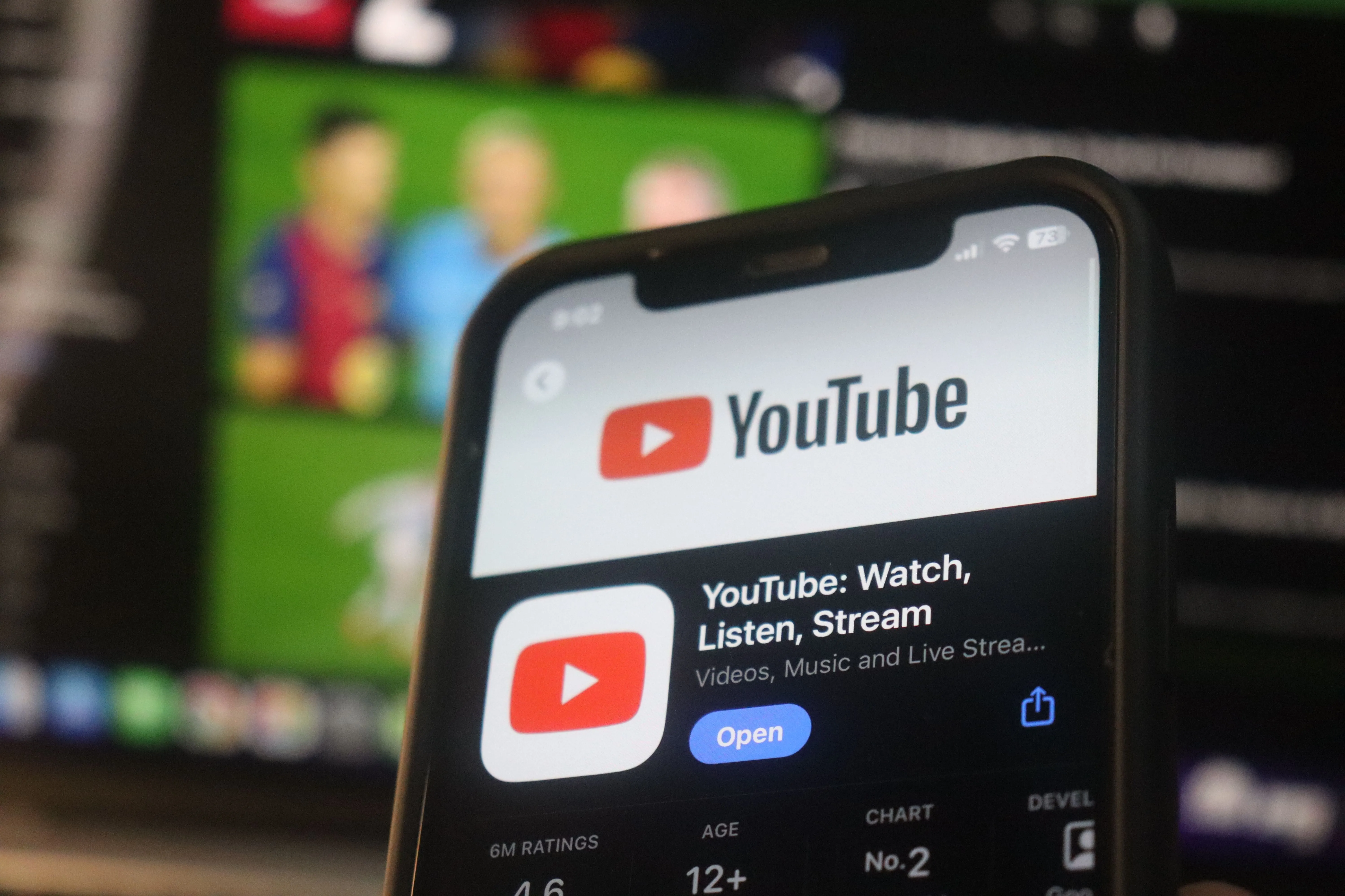 Giao diện ứng dụng YouTube trên Android, nơi sẽ xuất hiện nút 'Play something' mới giúp người dùng khám phá video