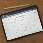 Giao diện website FlashKa hiển thị trên iPad cùng bút Apple Pencil, thể hiện tính năng vẽ và làm việc trên máy tính bảng.