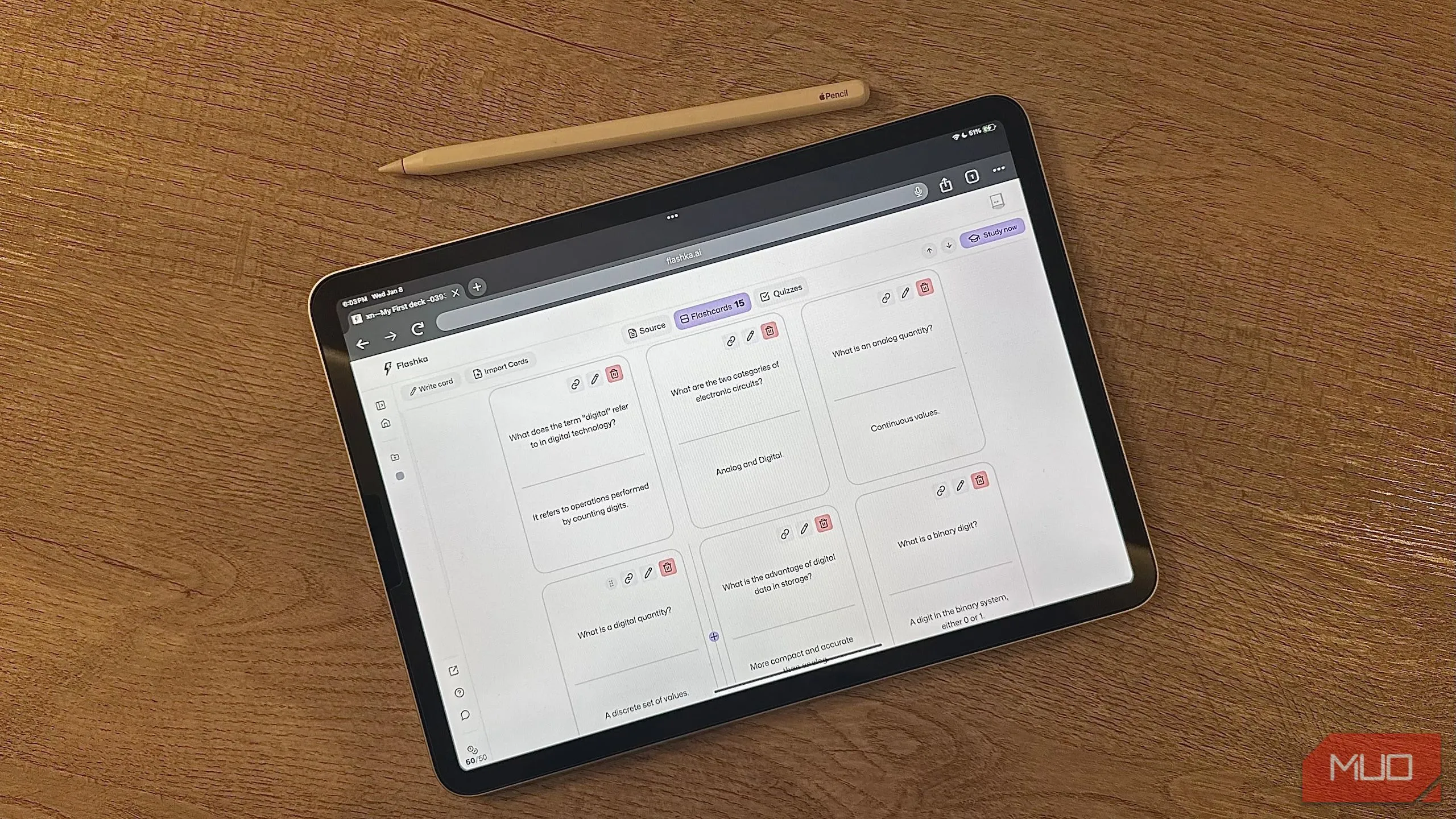 Giao diện website FlashKa hiển thị trên iPad cùng bút Apple Pencil, thể hiện tính năng vẽ và làm việc trên máy tính bảng.