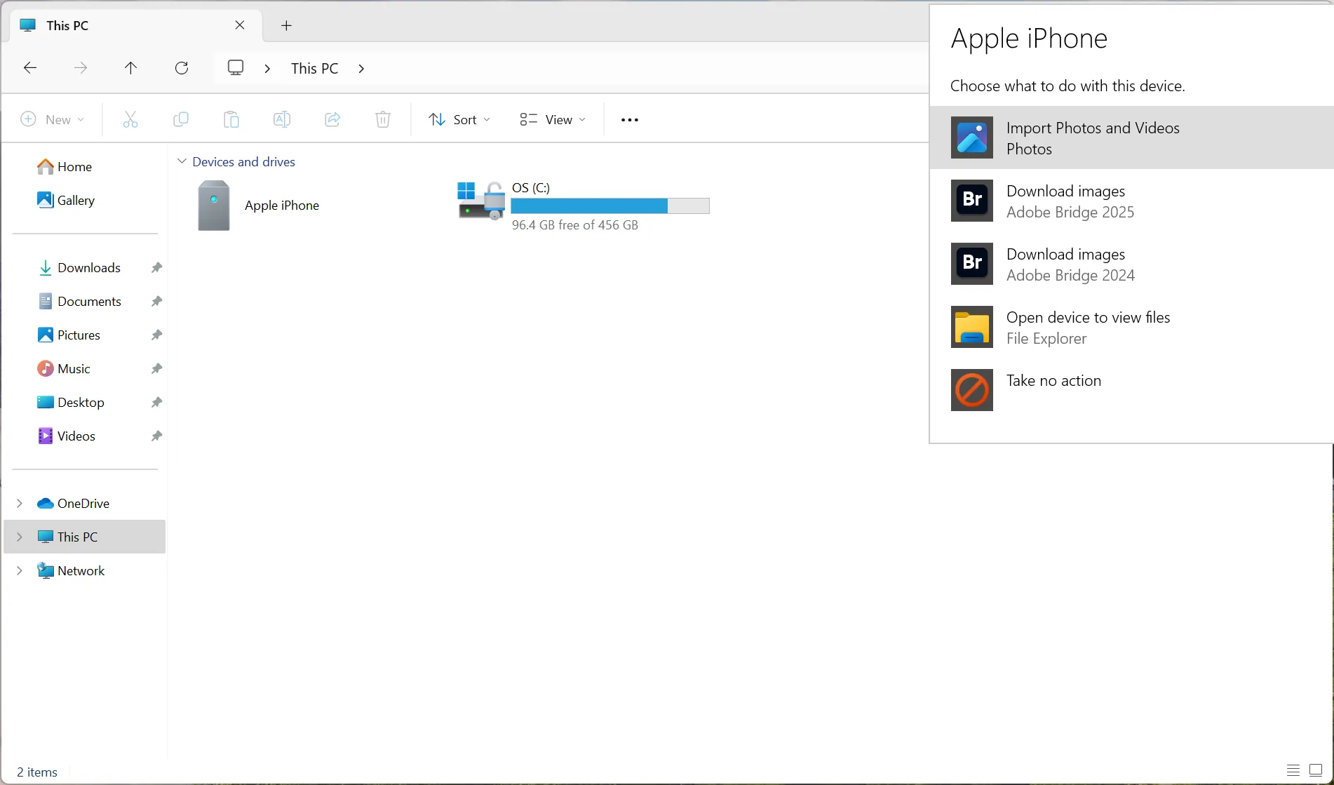 Giao diện Windows Explorer hiển thị quá trình nhập ảnh và video từ iPhone sang máy tính.