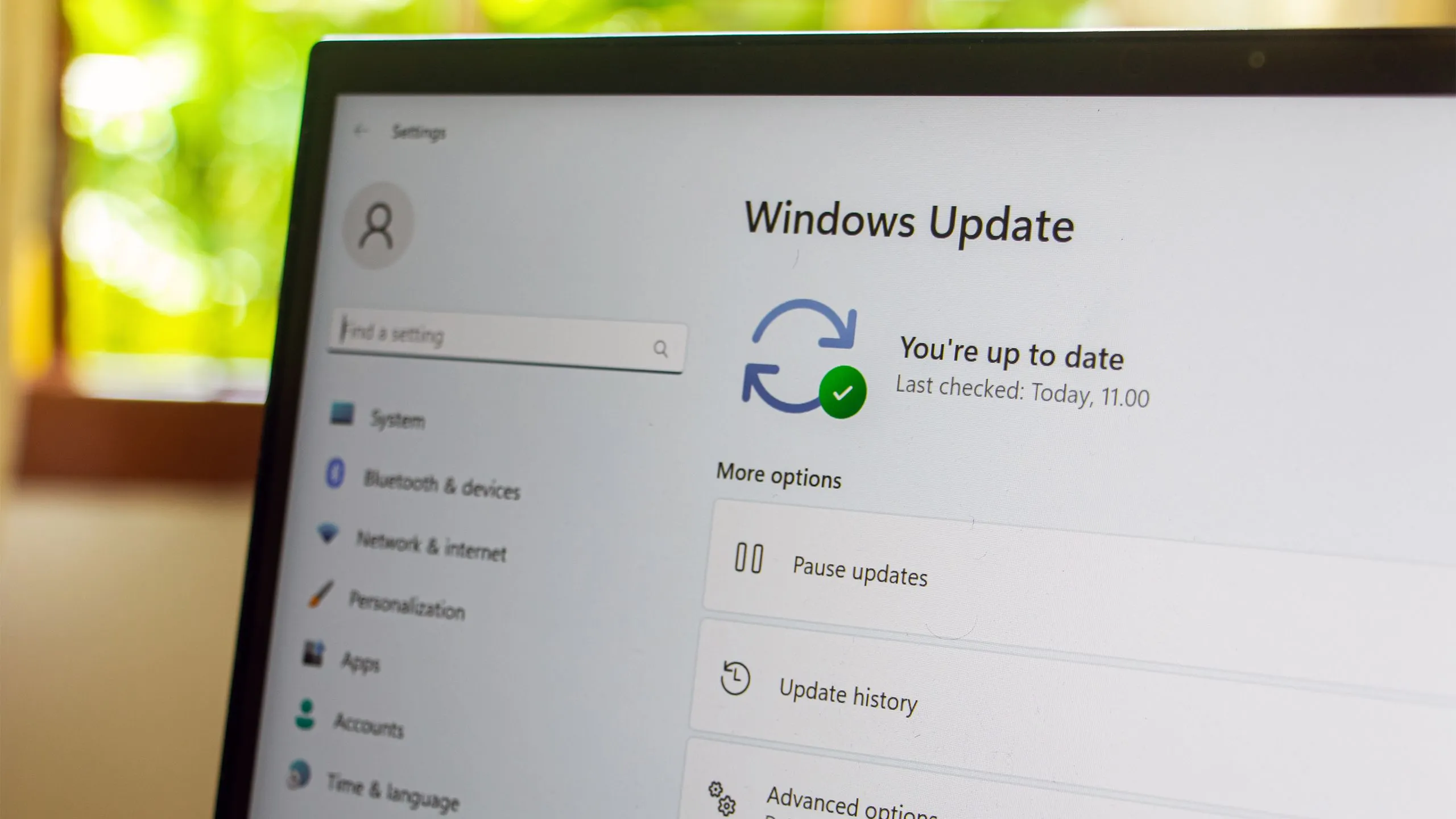 Giao diện Windows Update trong ứng dụng Cài đặt của Windows 11, nơi người dùng có thể kiểm tra và cài đặt các bản cập nhật bảo mật mới nhất.