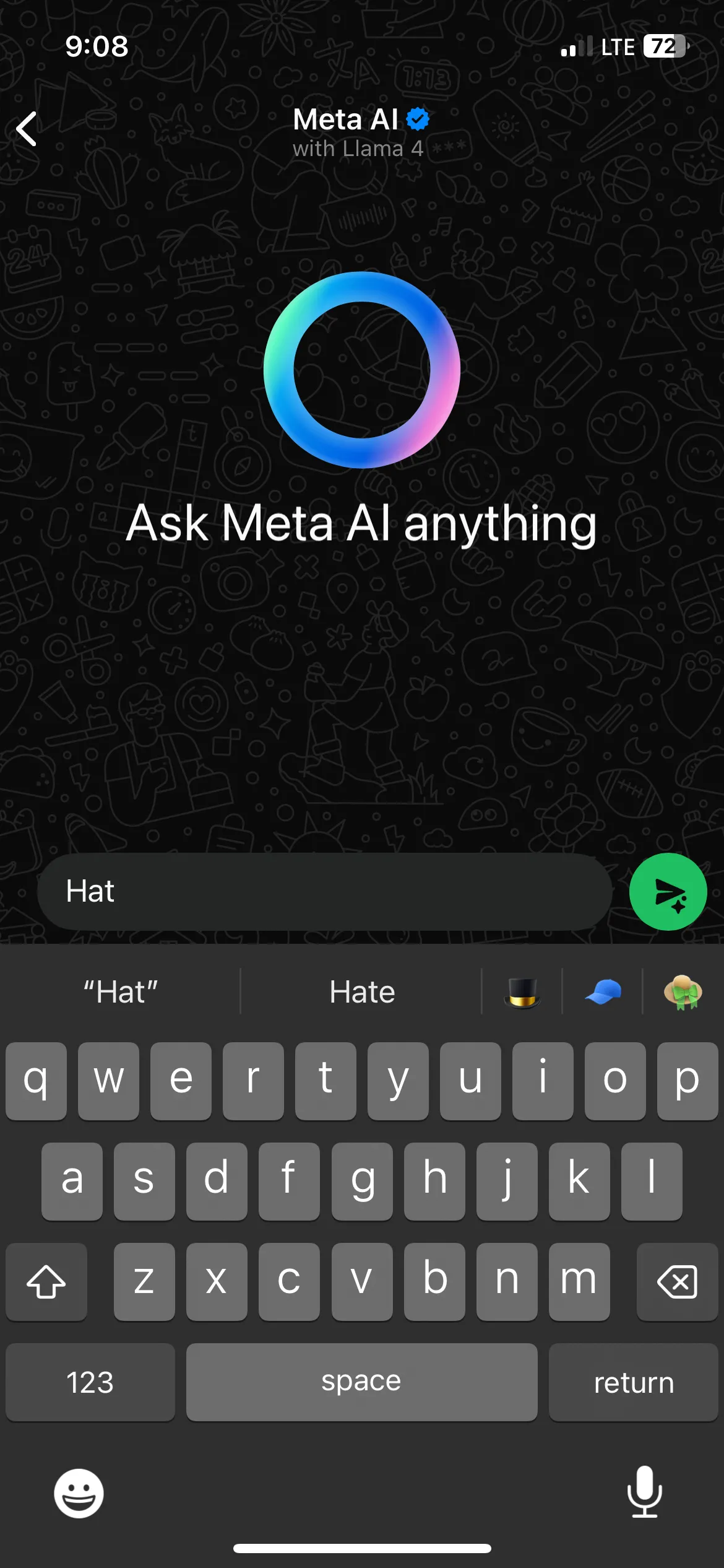 Gõ từ 'Hat' trên iPhone và bàn phím hiển thị gợi ý biểu tượng cảm xúc (emoji) chiếc mũ, minh họa tính năng gợi ý.