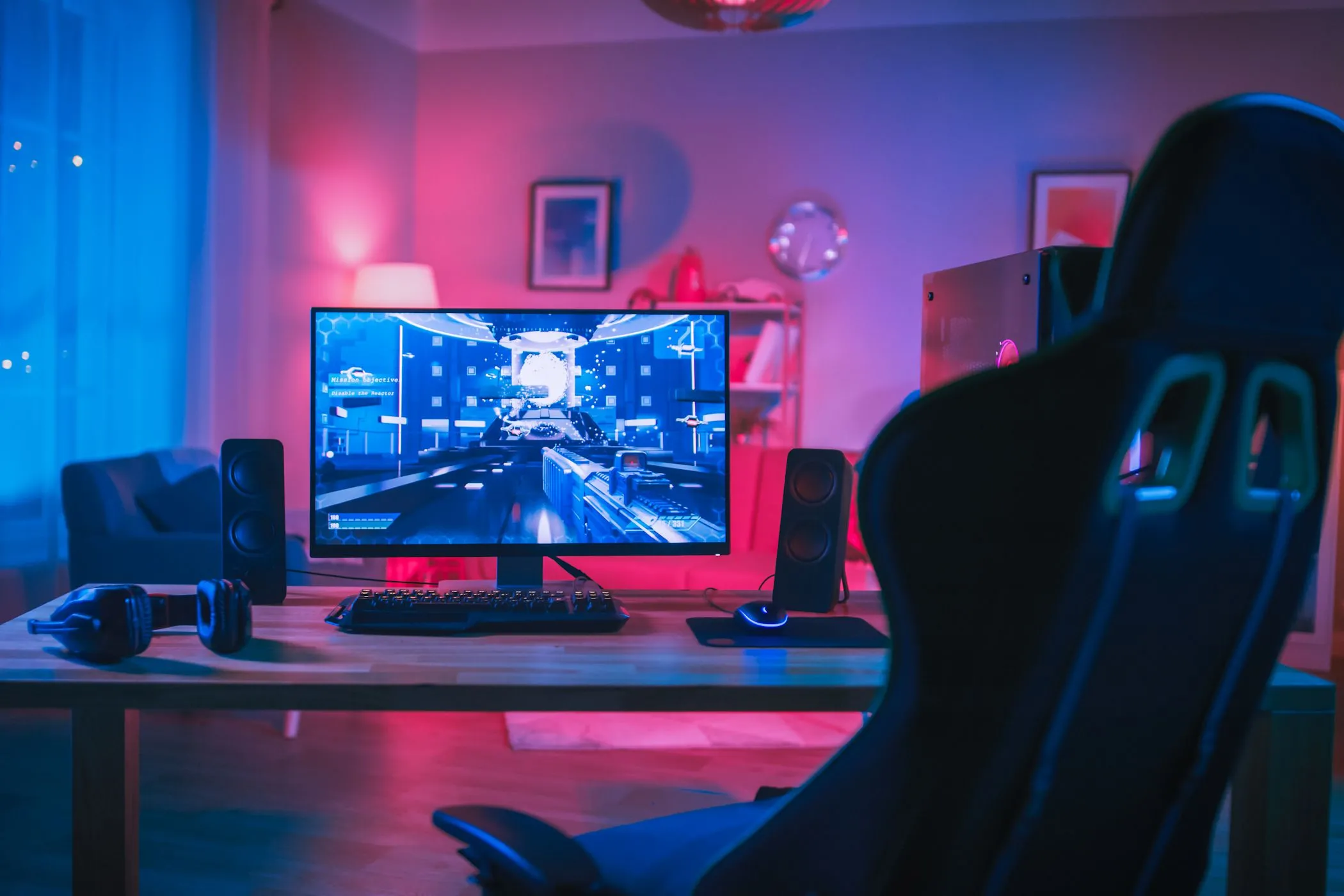 Góc làm việc và chơi game ấm cúng với máy tính PC, minh họa cho môi trường cần kết nối mạng ổn định, không bị nhiễu sóng Wi-Fi.