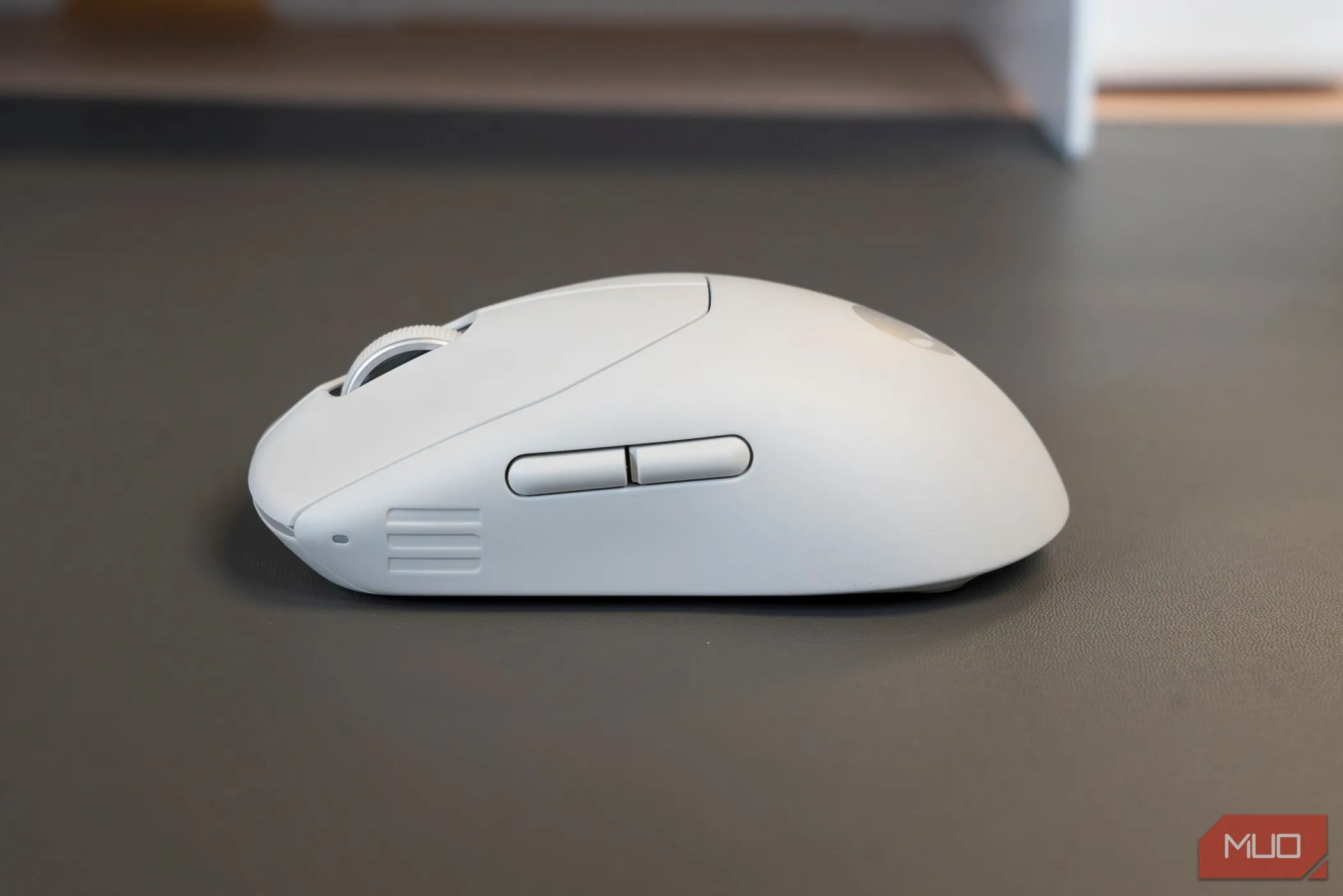 Góc nhìn cạnh của chuột gaming không dây Alienware Pro
