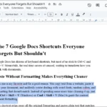 Google Docs đang kích hoạt tính năng gõ giọng nói, biểu tượng micrô màu đỏ hiển thị trên màn hình