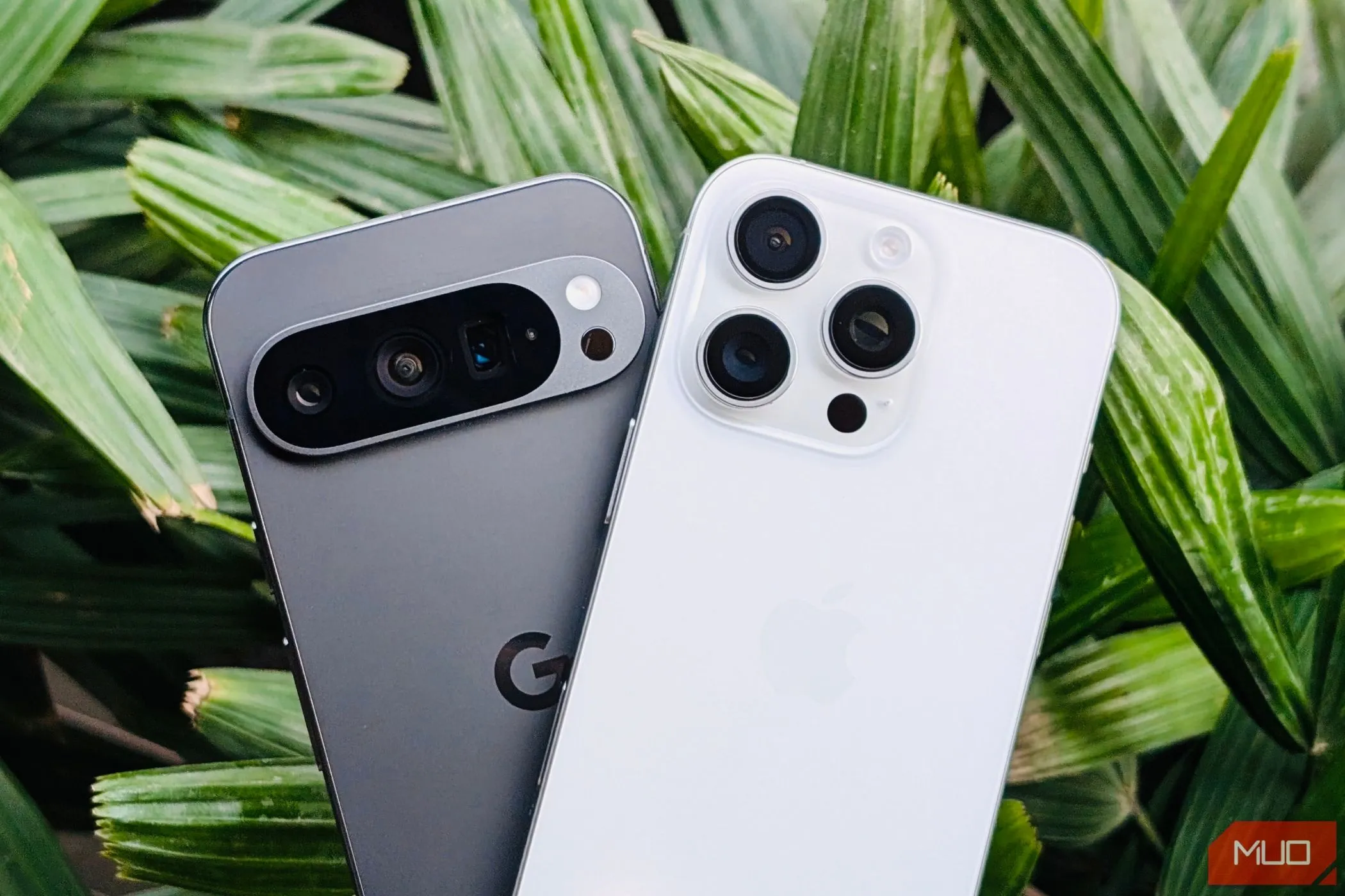 Google Pixel 9 Pro và iPhone 16 Pro đặt cạnh nhau, minh họa sự khác biệt về hệ sinh thái phụ kiện