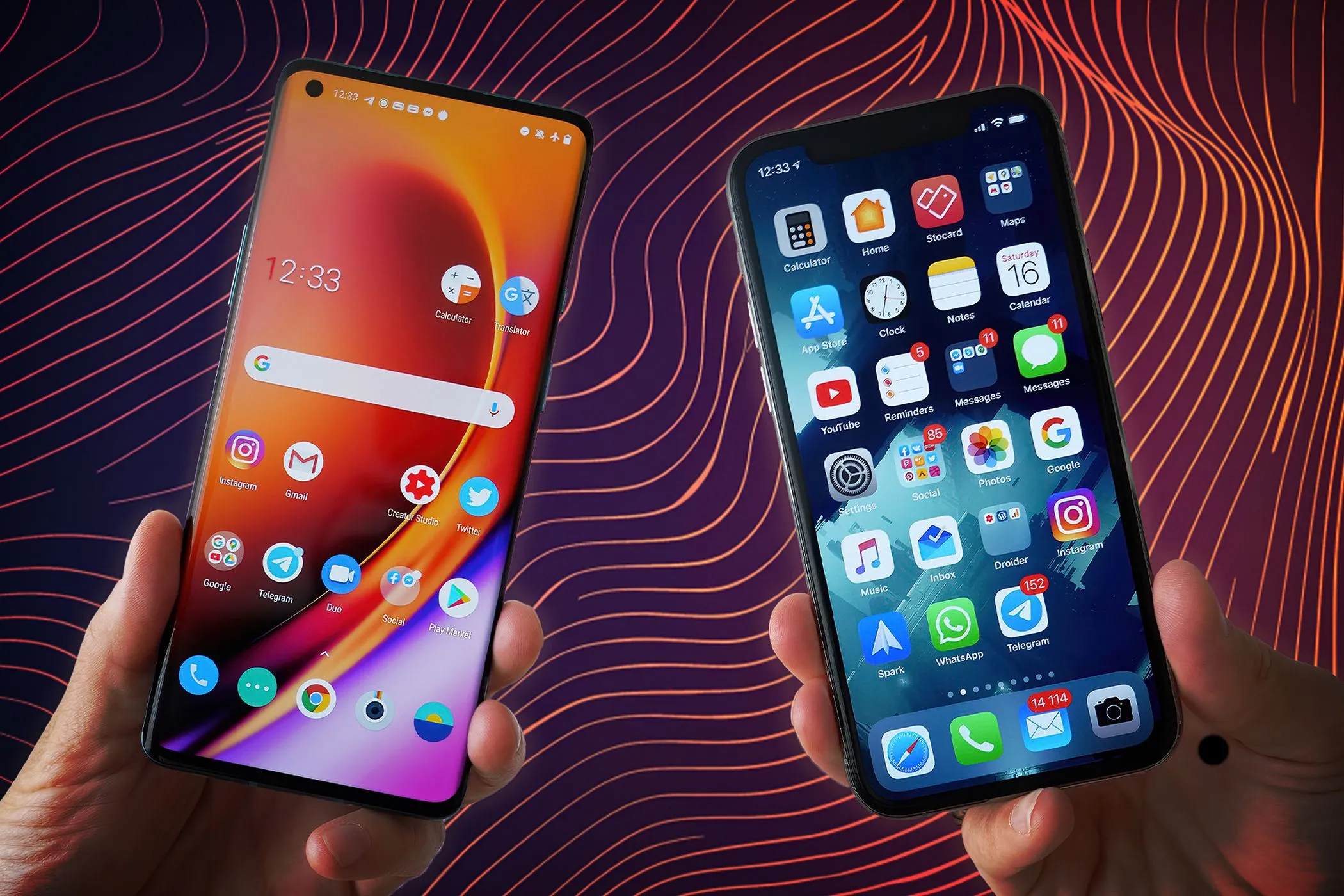 Hai bàn tay đang cầm song song một chiếc iPhone và một điện thoại Android, minh họa việc sử dụng đồng thời hai thiết bị.