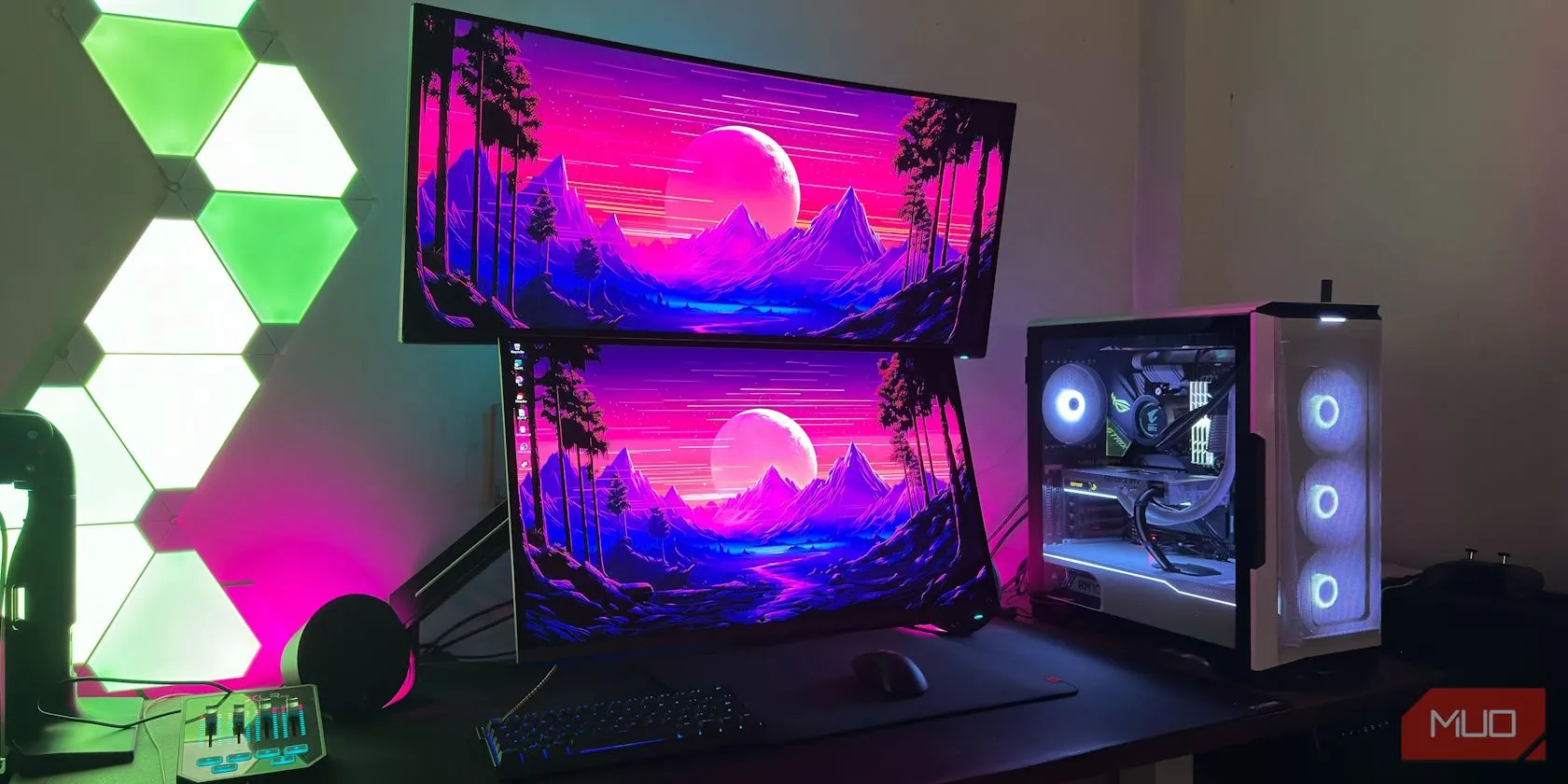 Hai màn hình OLED gắn trên giá đỡ VESA, thể hiện khả năng hiển thị độ sáng của màn hình