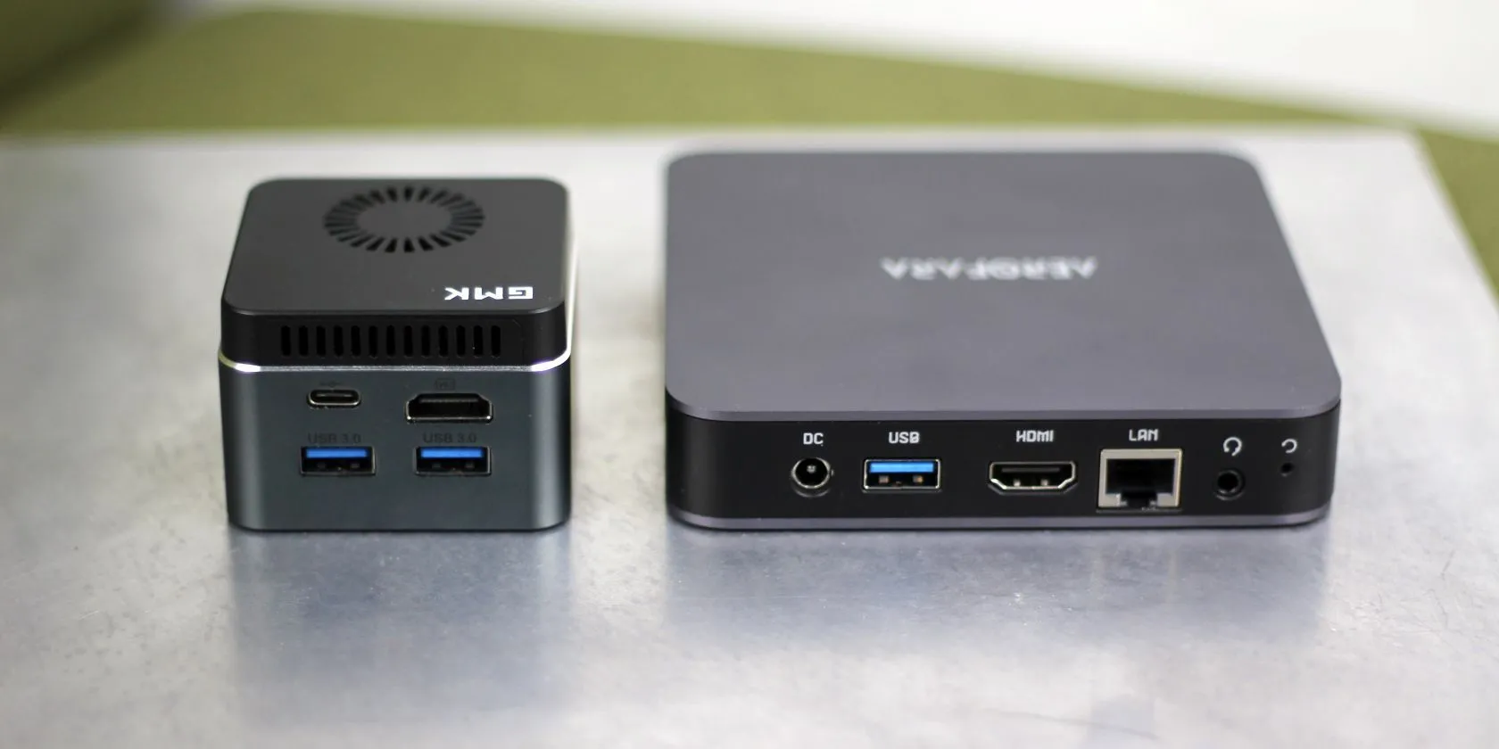 Hai mẫu máy tính mini Aerofara Aero 2 Pro và Intel Nucbox 02 minh họa kích thước nhỏ gọn và hiệu quả năng lượng của mini PC