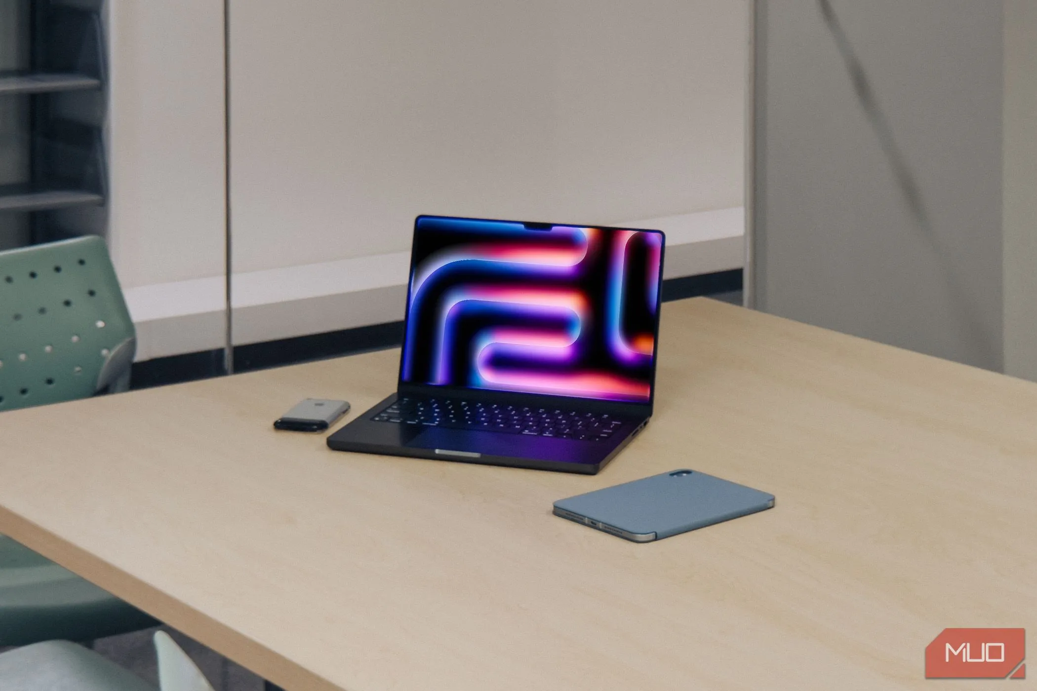 Hệ sinh thái Apple với MacBook Pro M4, iPad và iPhone đời đầu trên bàn gỗ, thể hiện tính liên kết chặt chẽ