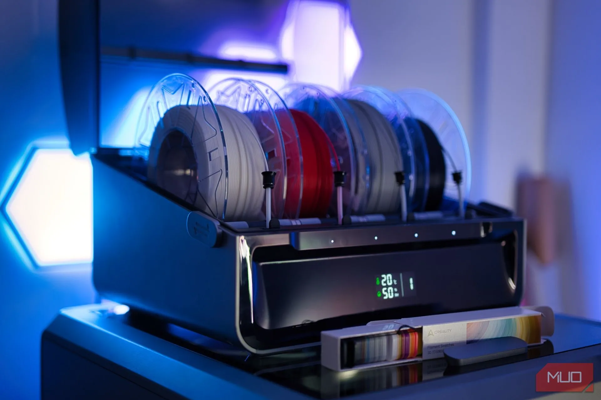 Hệ thống CFS của Creality đặt trên đỉnh máy in K2 Plus, hiển thị màn hình và cuộn filament