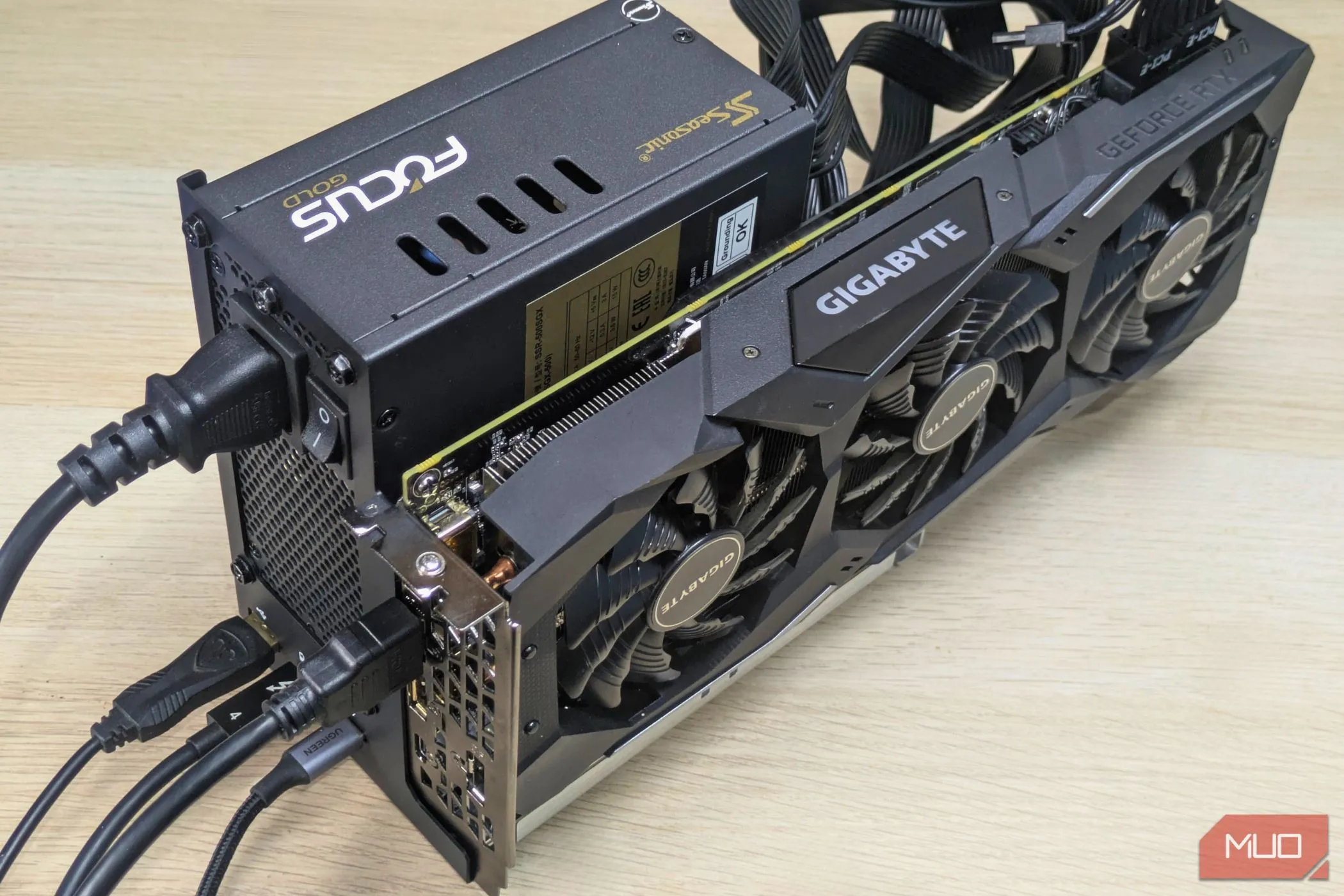 Hệ thống eGPU hoàn chỉnh với các thiết bị ngoại vi như bàn phím và chuột được kết nối qua các cổng USB trên dock, minh họa tính năng hub đa năng.