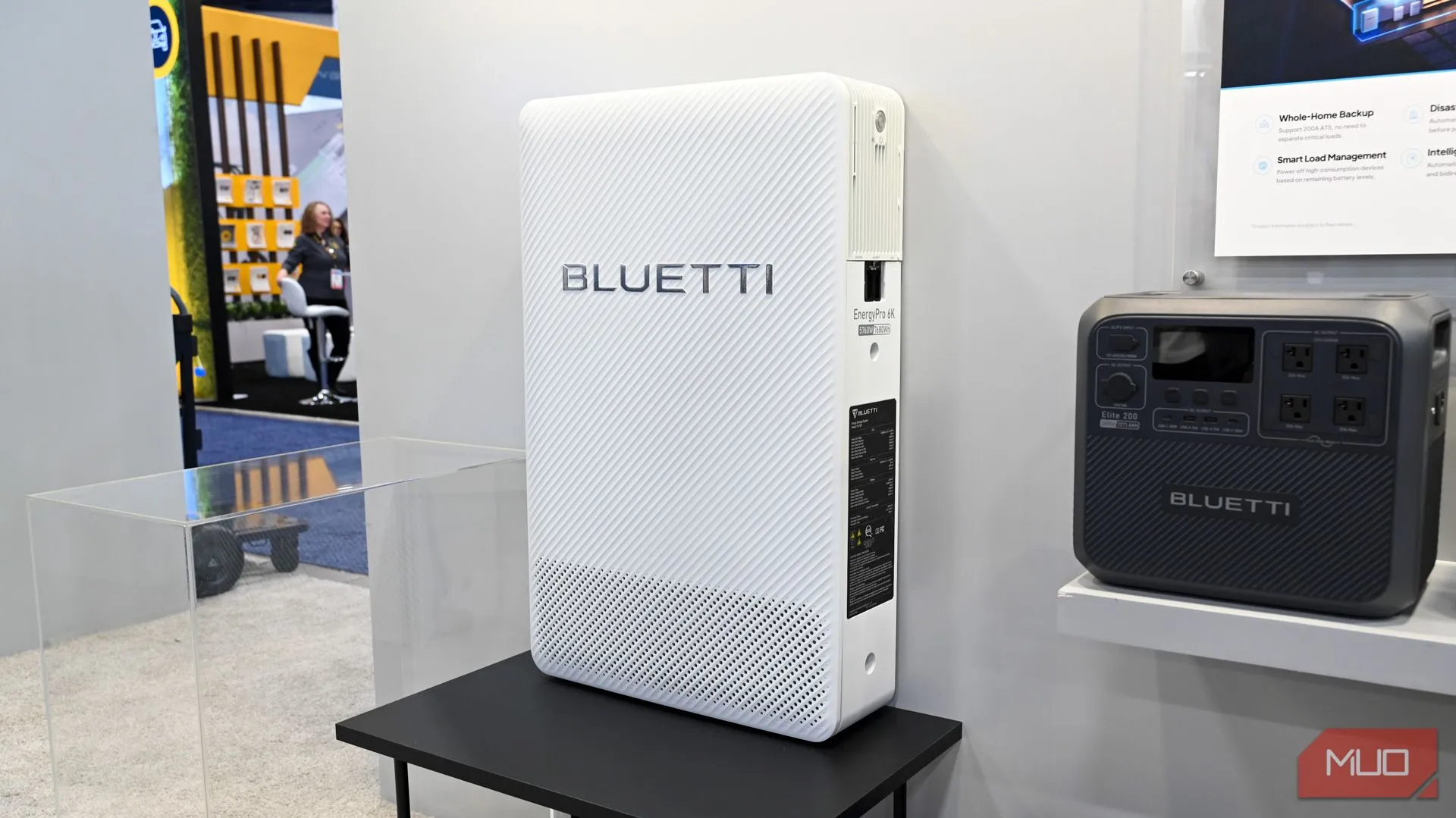 Hệ thống lưu trữ năng lượng gia đình Bluetti EnergyPro 6K nhìn từ cạnh.