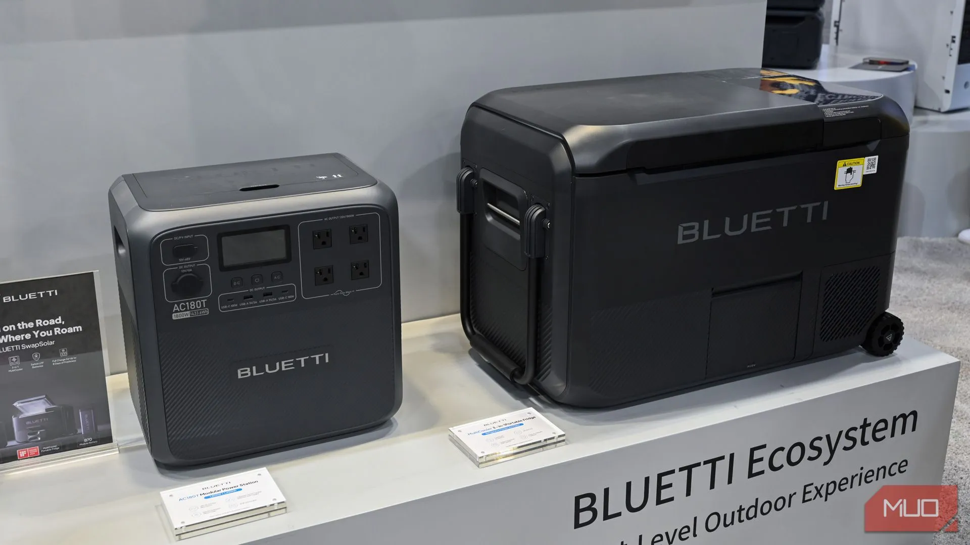 Hệ thống năng lượng Bluetti SwapSolar gồm trạm điện di động AC180T và tủ lạnh MultiCooler.