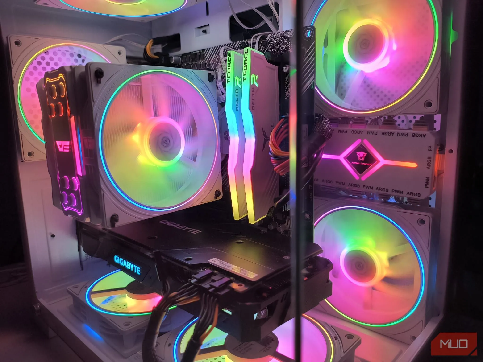 Hệ thống quạt case được lắp đặt trong PC chỉnh sửa ảnh