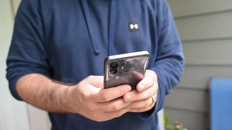 Hình ảnh ba chiếc điện thoại Samsung Galaxy Z Fold5 minh họa cho việc truy cập Wi-Fi công cộng.