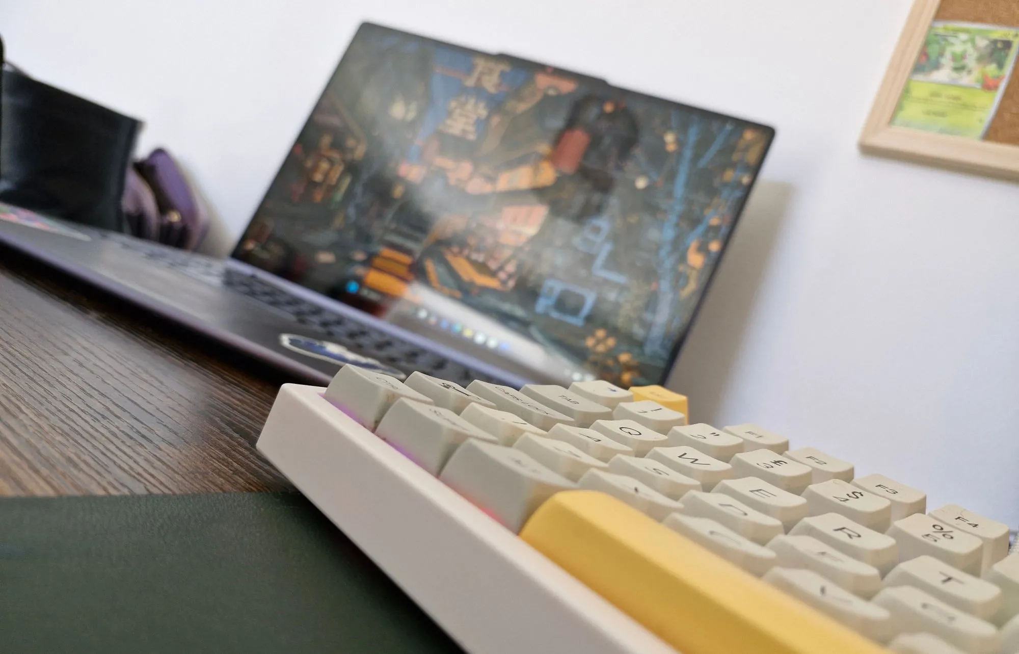 Hình ảnh bàn phím vật lý rời và laptop trên bàn làm việc, cho thấy sự tiện lợi của bàn phím laptop so với máy tính bảng.