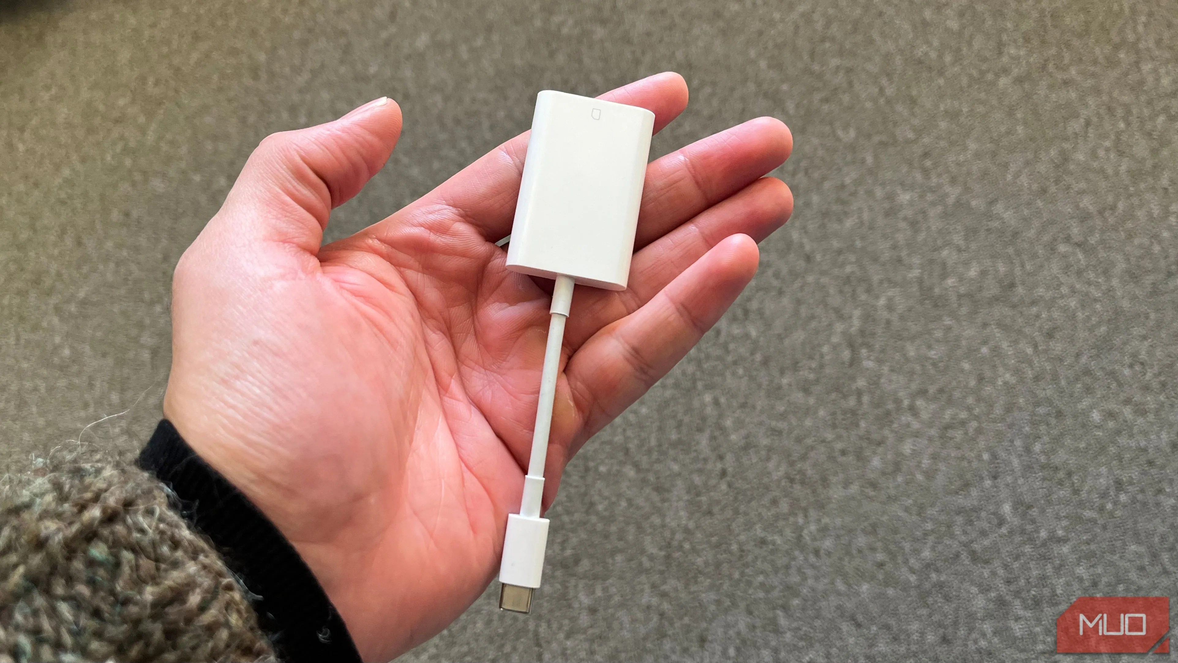 Hình ảnh bộ chuyển đổi thẻ SD của Apple, màu trắng, giúp kết nối máy ảnh với MacBook hoặc thiết bị USB-C