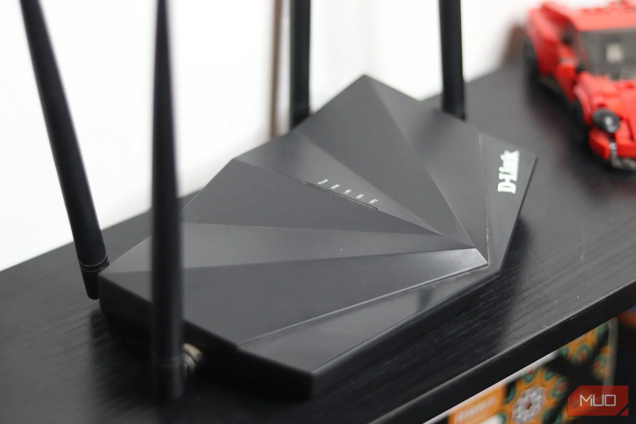 Hình ảnh bộ định tuyến cũ N300, minh họa việc tái sử dụng router làm mạng khách