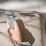 Hình ảnh cận cảnh tay cầm điều khiển Google TV Streamer mới với thiết kế được cải tiến.