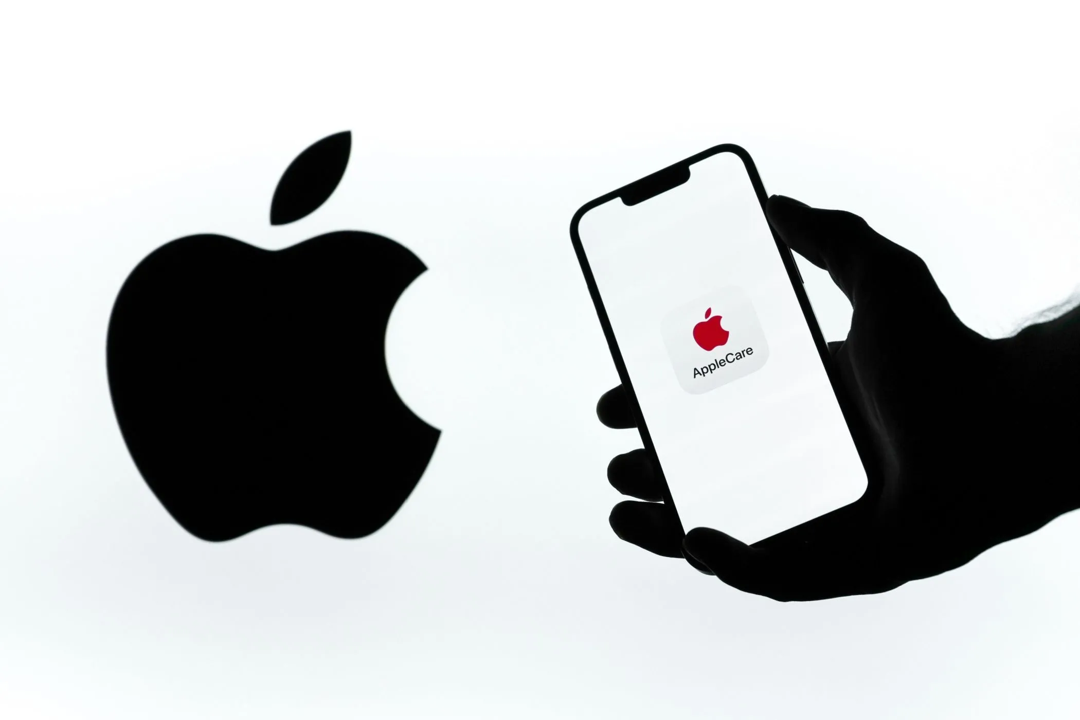 Hình ảnh điện thoại với logo AppleCare và logo Apple, biểu trưng cho sự bảo vệ từ nhà sản xuất và dịch vụ bảo hành chính hãng.