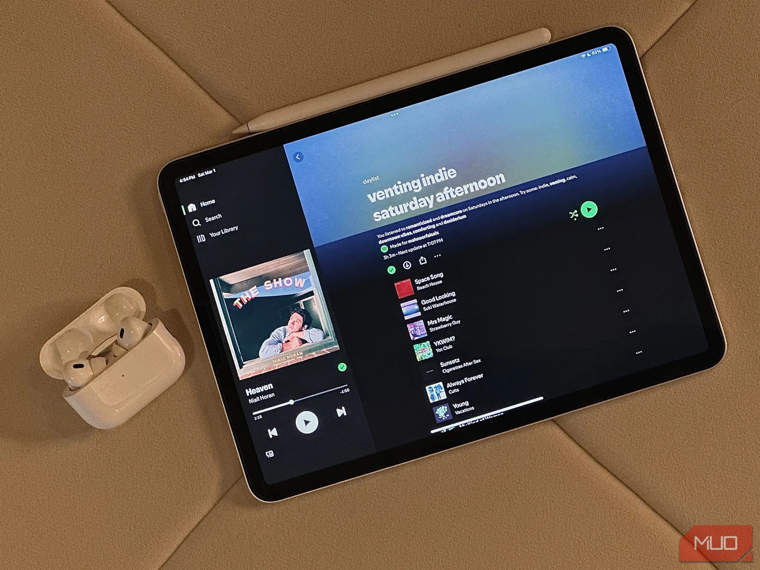 Hình ảnh gốc cho thấy hộp AirPods trên iPad trước khi chỉnh sửa