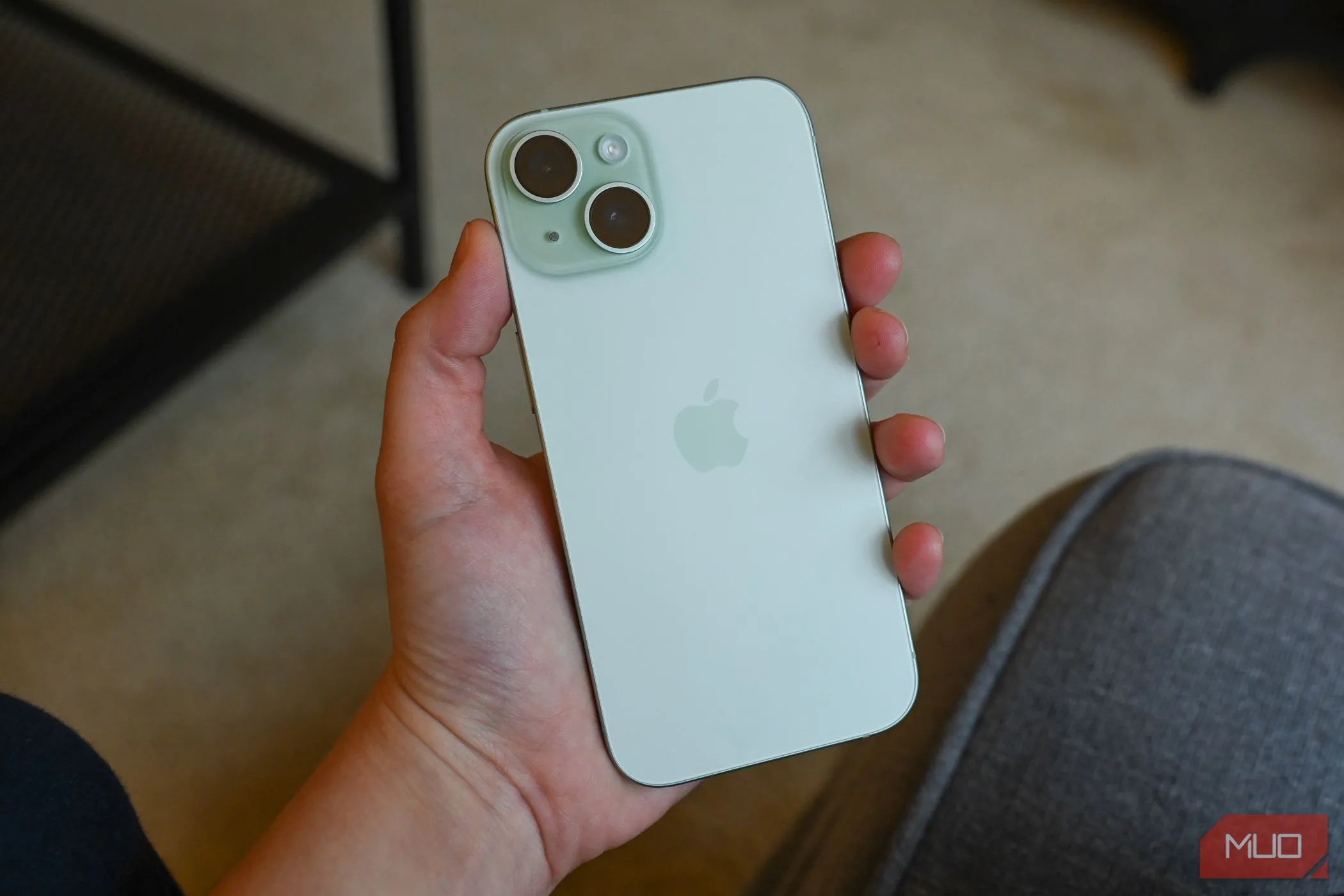 Hình ảnh iPhone 15 trong tay người dùng, nổi bật tính năng Dynamic Island
