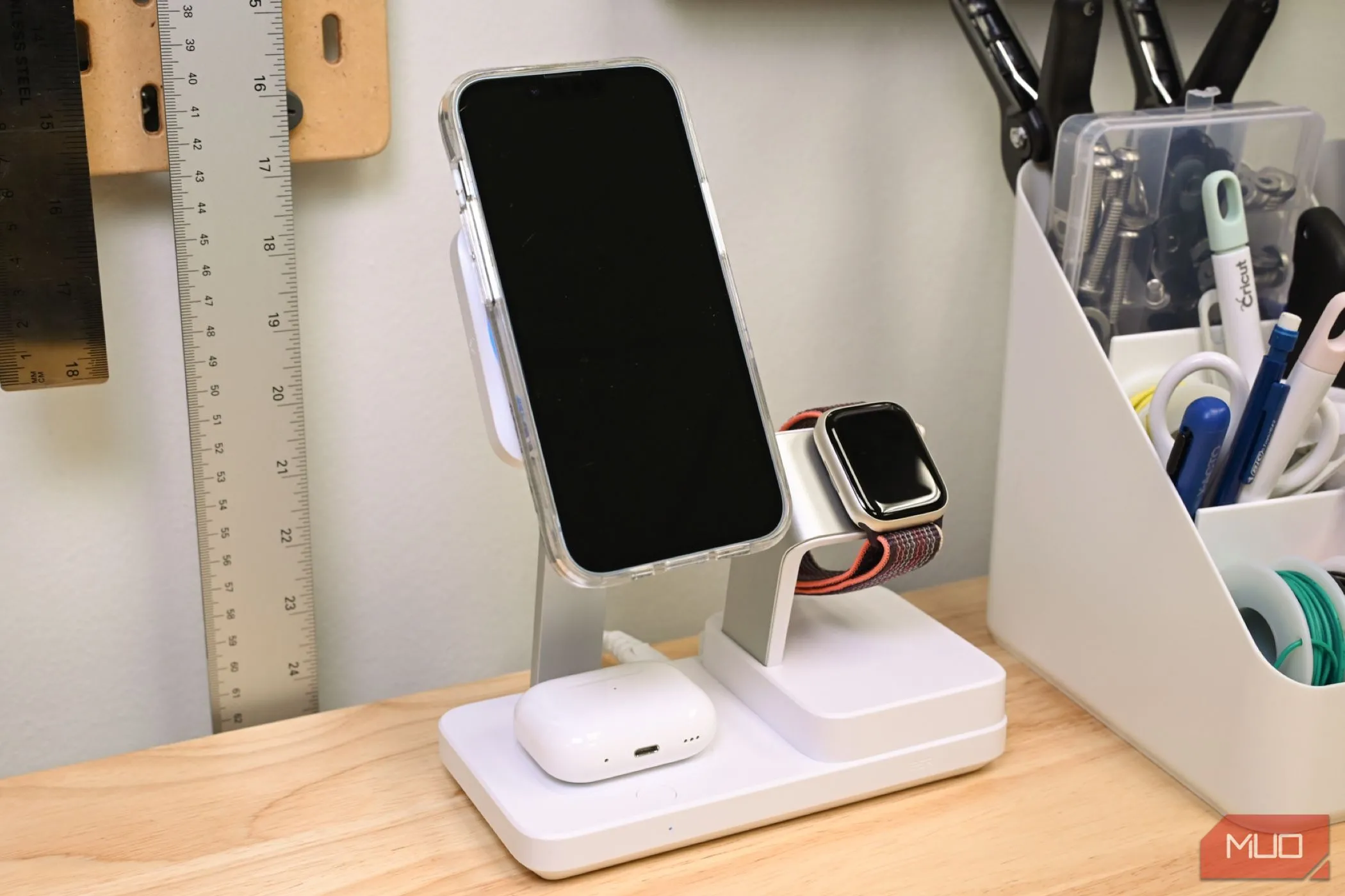 Hình ảnh iPhone, AirPods và Apple Watch đang sạc trên đế sạc đa năng ESR, cho thấy sự tiện lợi của phụ kiện sạc không dây Qi2.