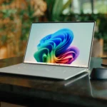 Hình ảnh laptop Dell XPS 13 trang bị Snapdragon X Elite trên bàn.