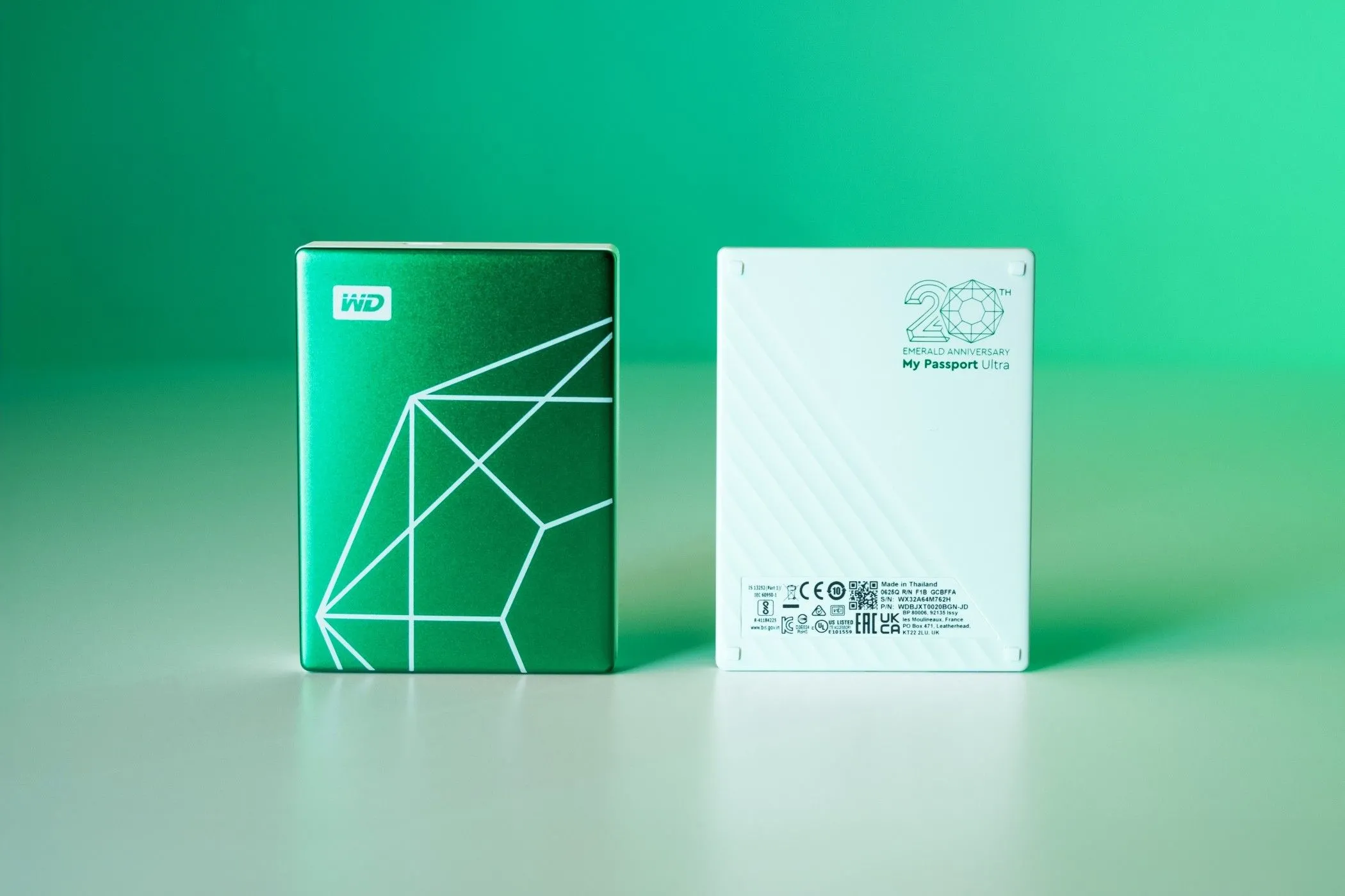 Hình ảnh mặt trước và mặt sau ổ cứng di động WD My Passport Ultra phiên bản kỷ niệm 20 năm màu xanh ngọc